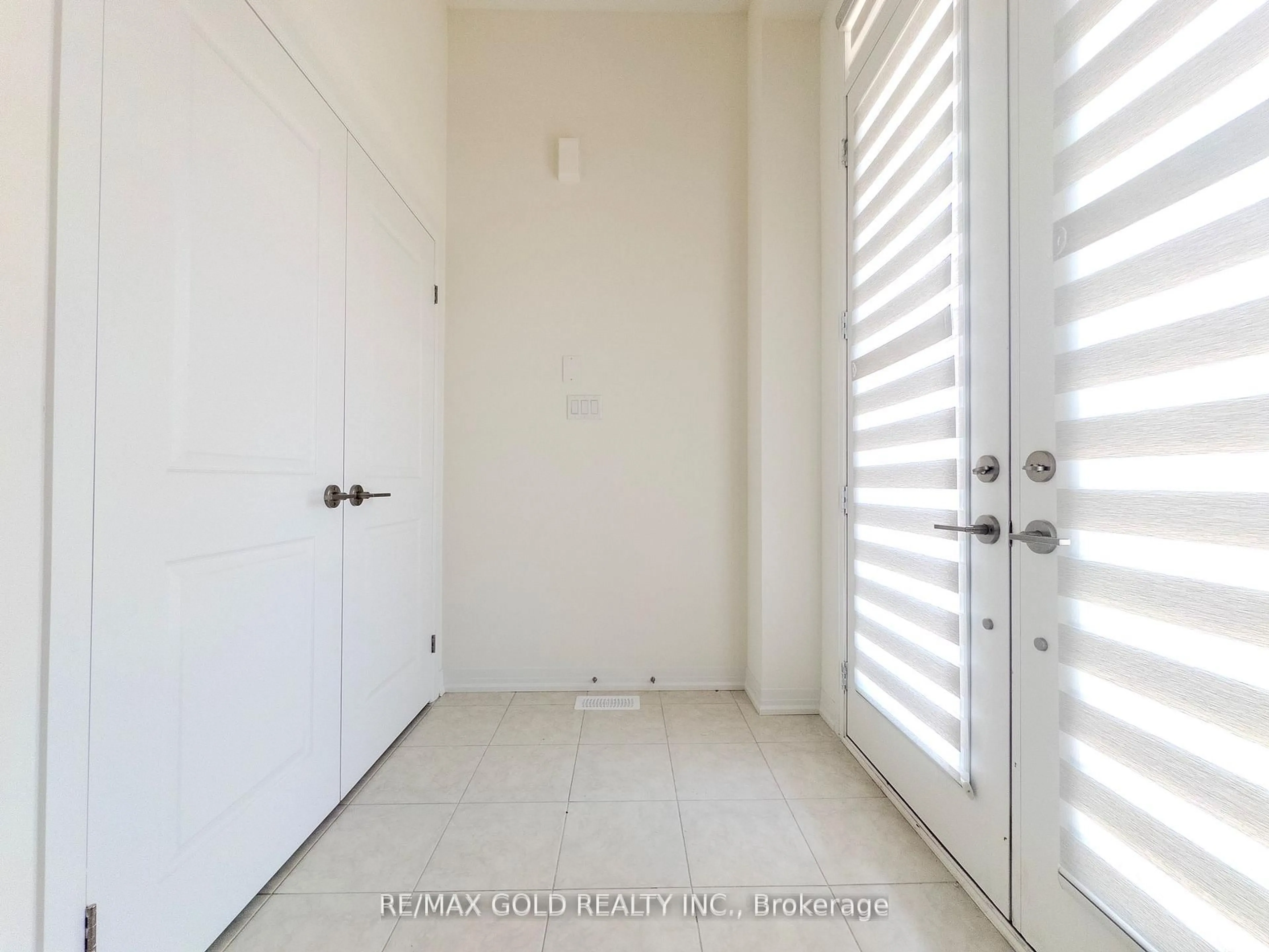 Indoor entryway for 75 George Brier Dr, Brant Ontario N3L 0M2