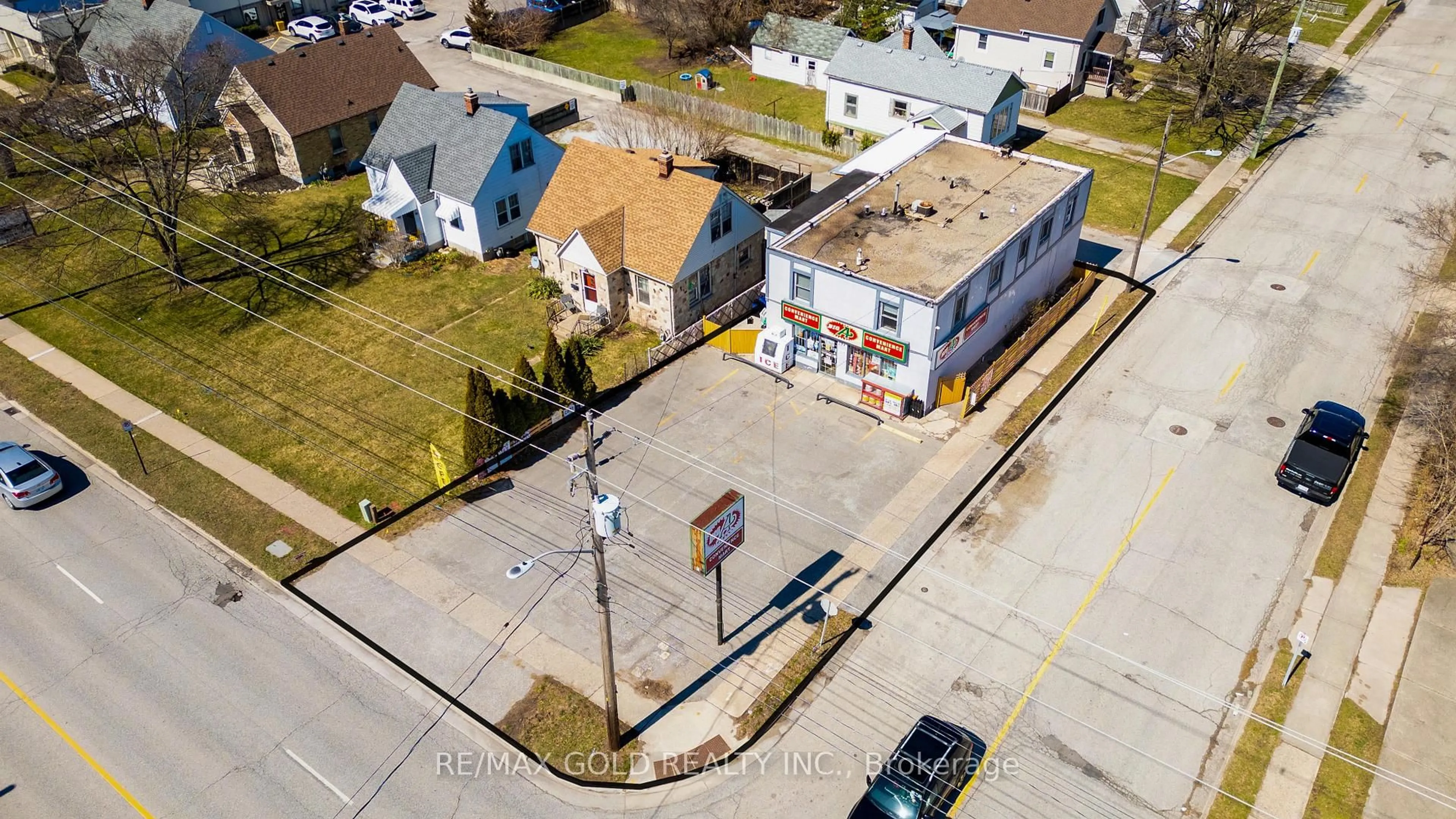 A pic from outside/outdoor area/front of a property/back of a property/a pic from drone, street for 794 London Rd, Sarnia Ontario N7T 4Y1