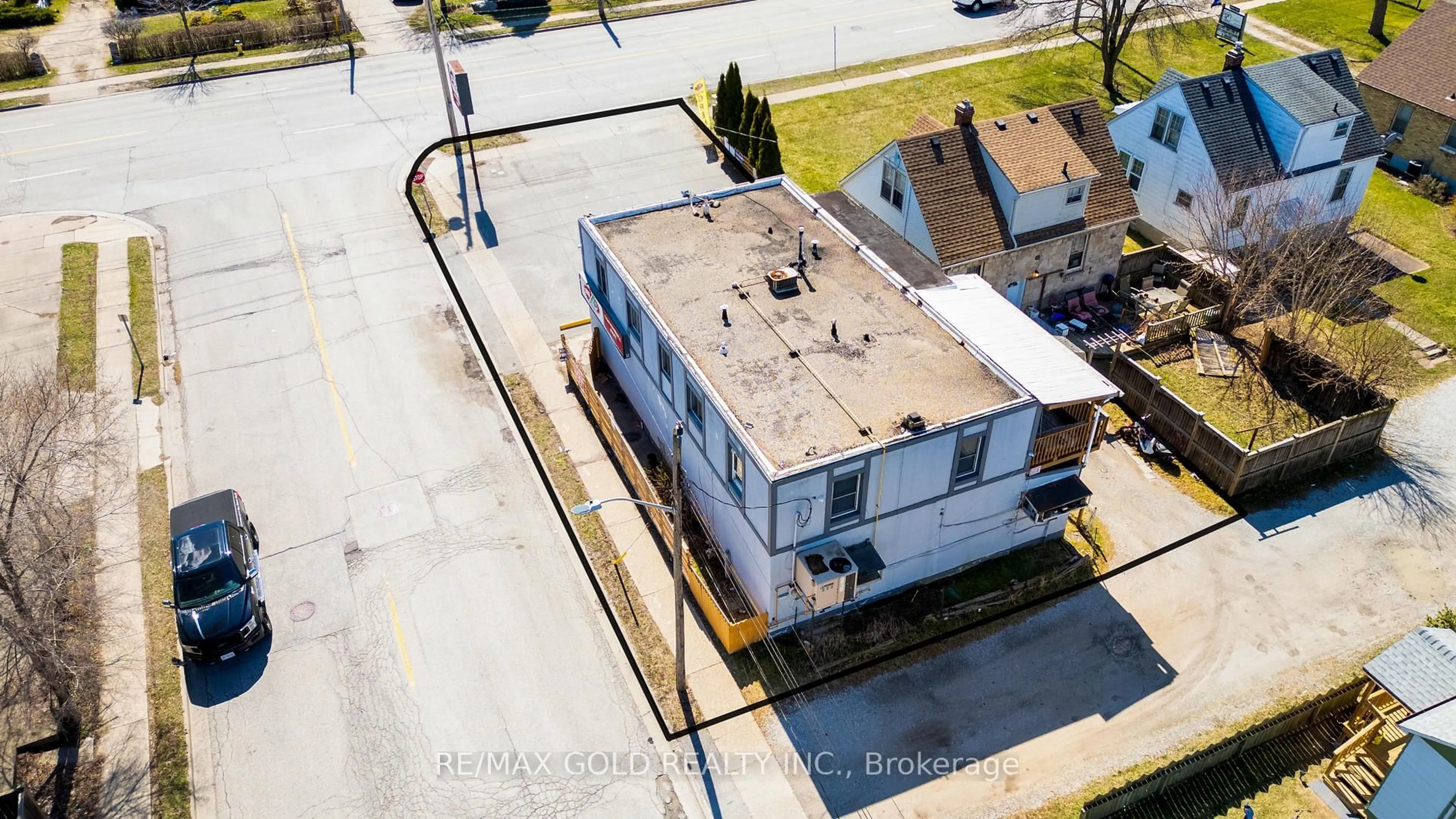 A pic from outside/outdoor area/front of a property/back of a property/a pic from drone, building for 794 London Rd, Sarnia Ontario N7T 4Y1