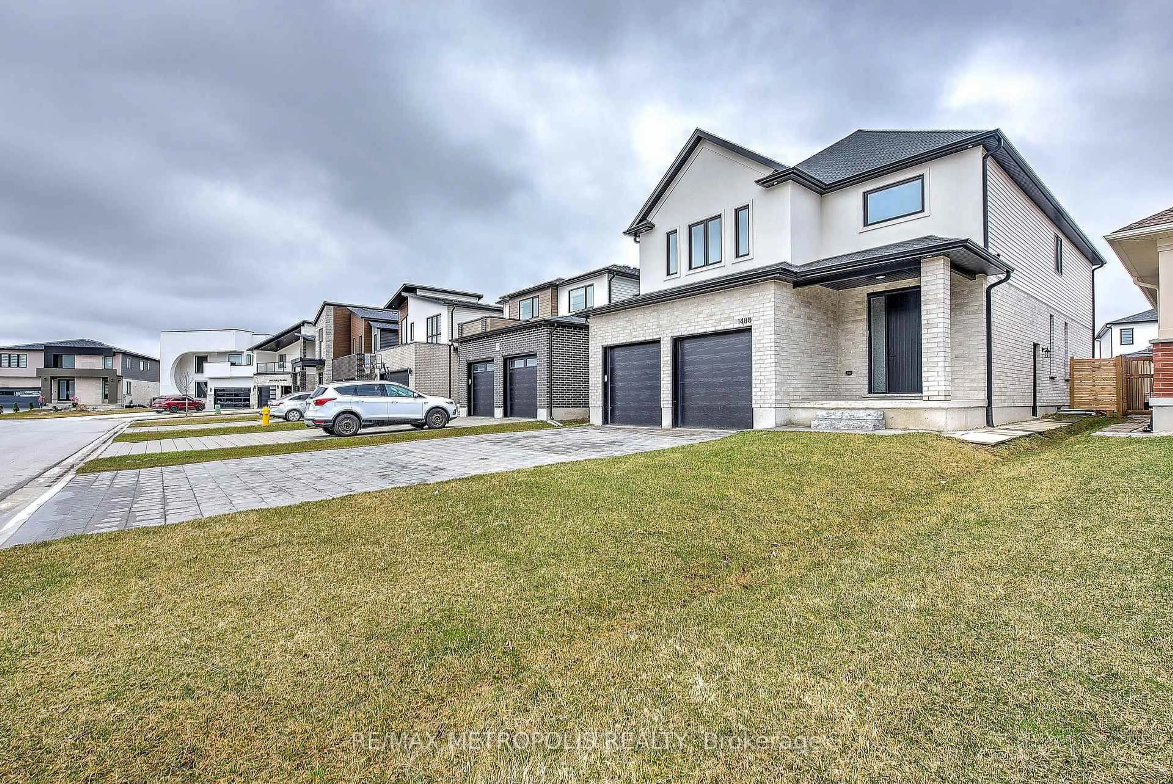 A pic from outside/outdoor area/front of a property/back of a property/a pic from drone, street for 1480 Medway Park Dr, London North Ontario N6G 0Z6