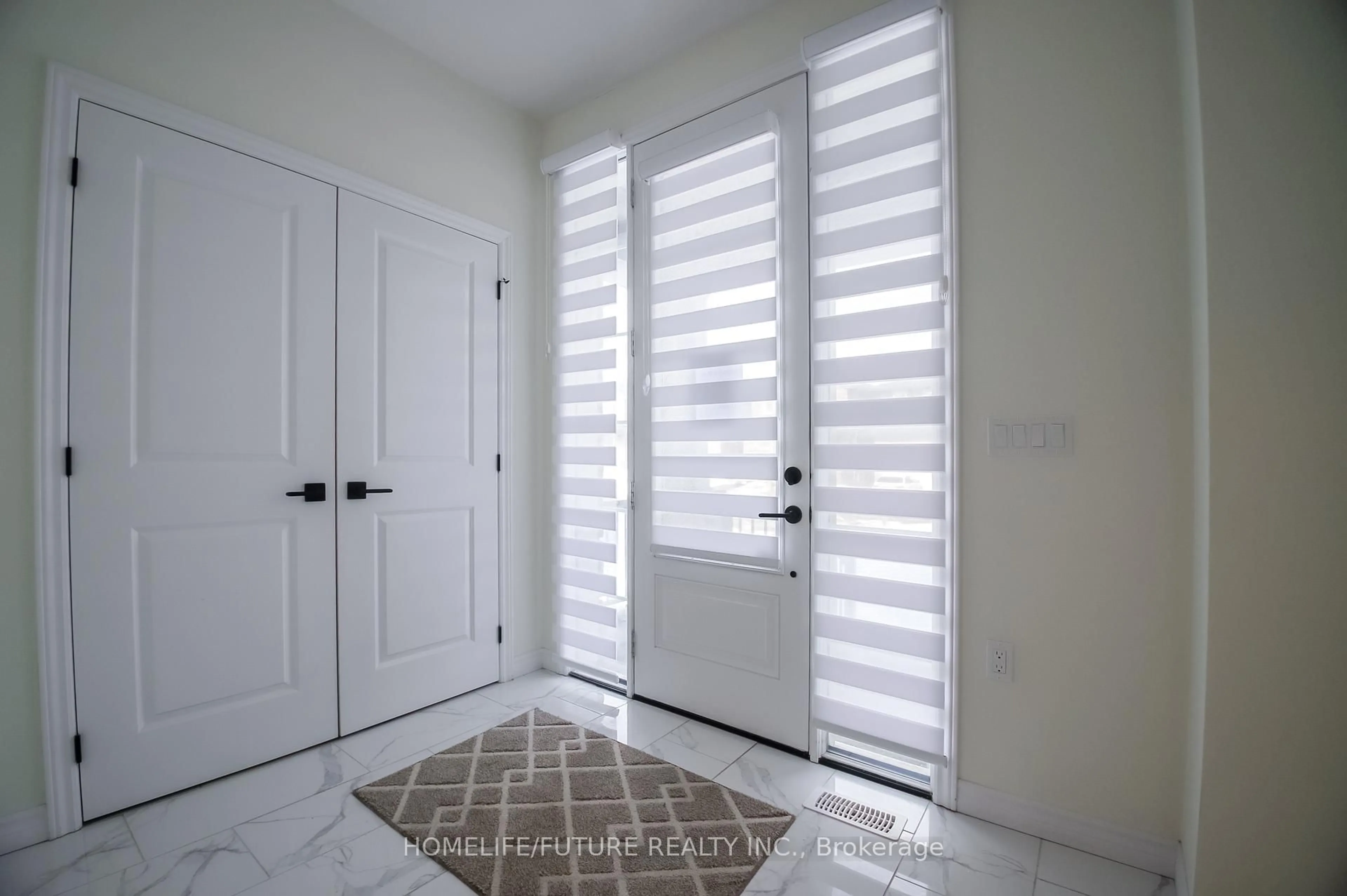 Indoor entryway for 225 O'Neil St, Peterborough Ontario K9K 0H5