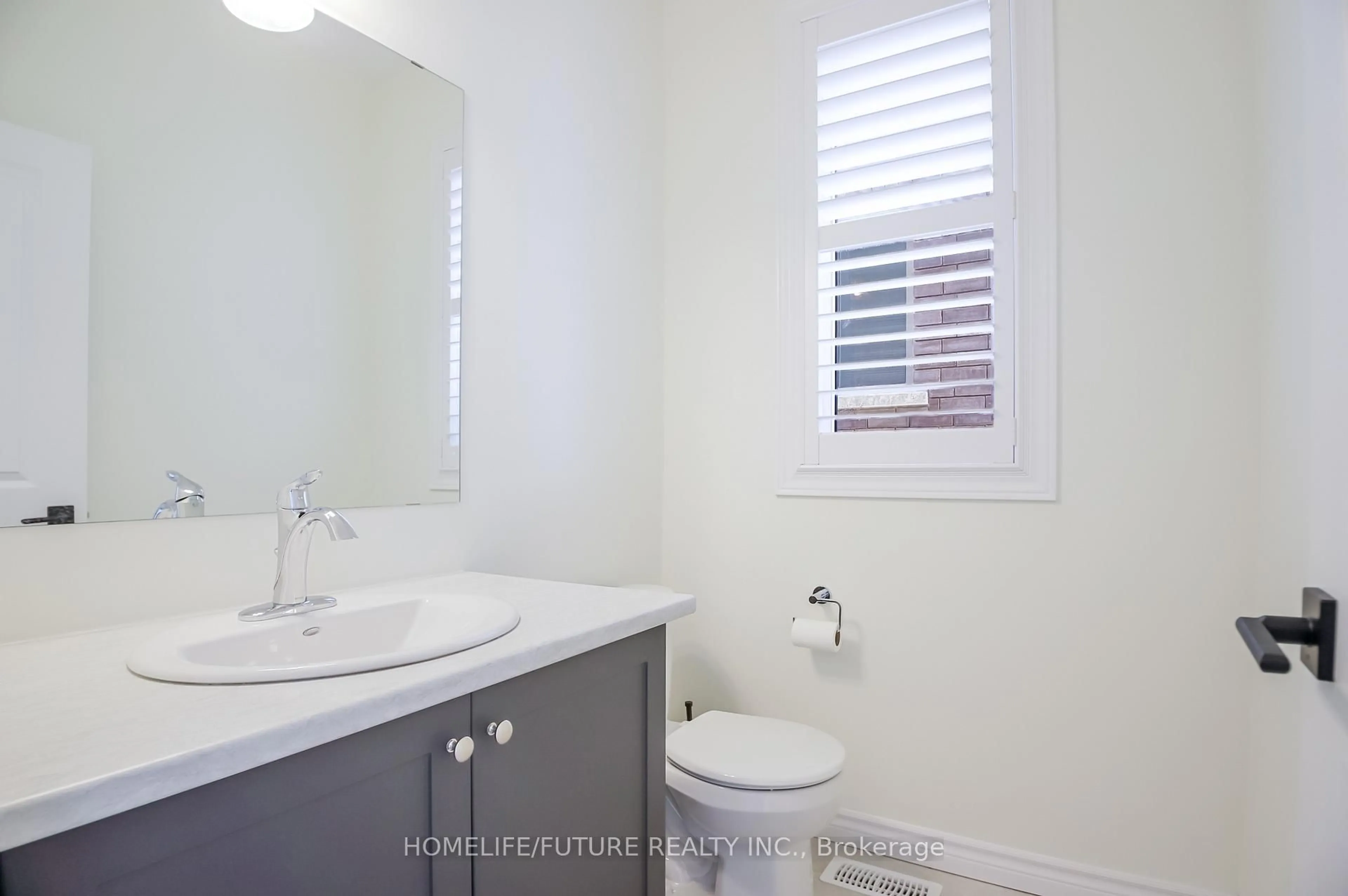 Standard bathroom, ceramic/tile floor for 225 O'Neil St, Peterborough Ontario K9K 0H5