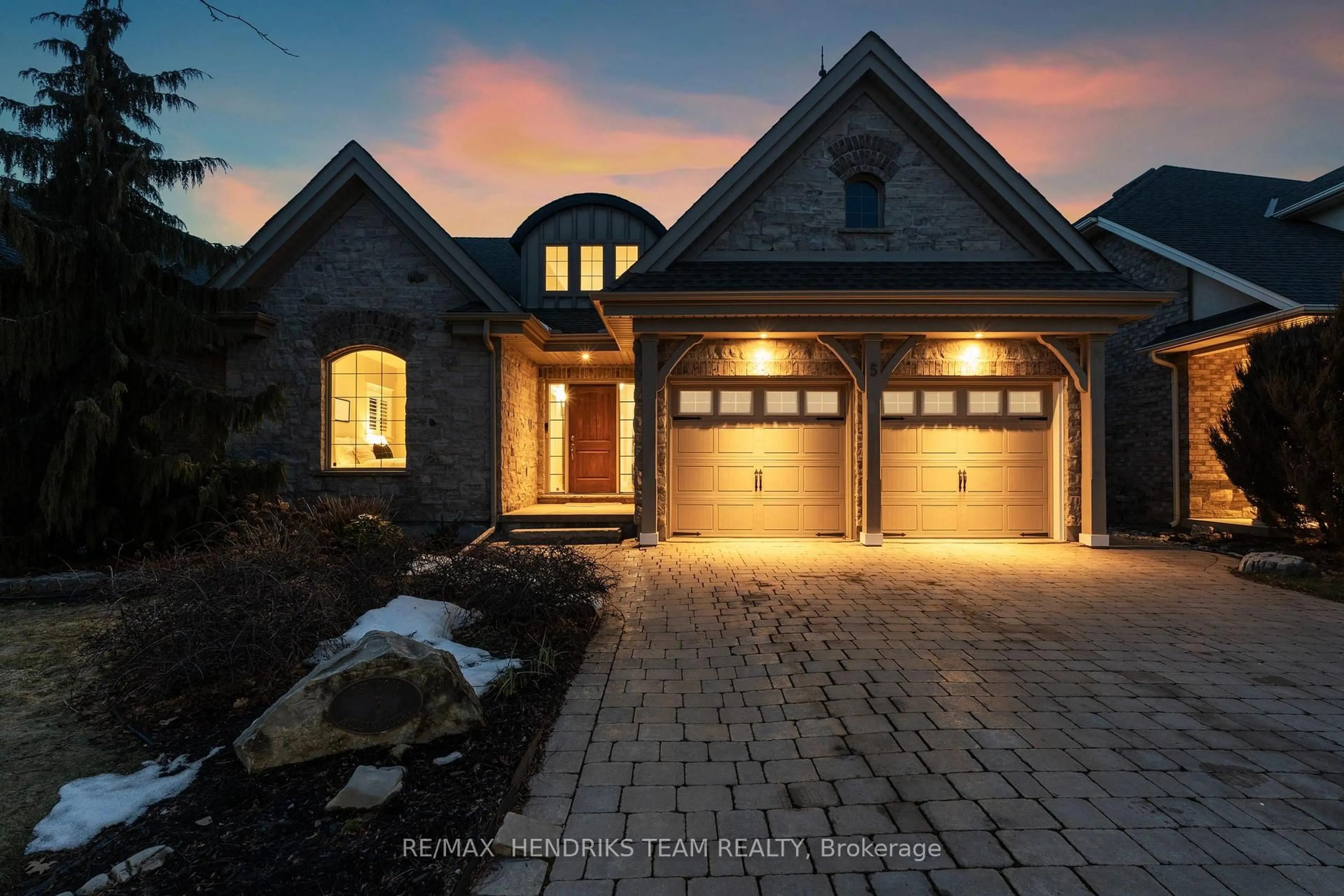 Home with brick exterior material, street for 5 Mclean Crt, St. Catharines Ontario L2W 0A2