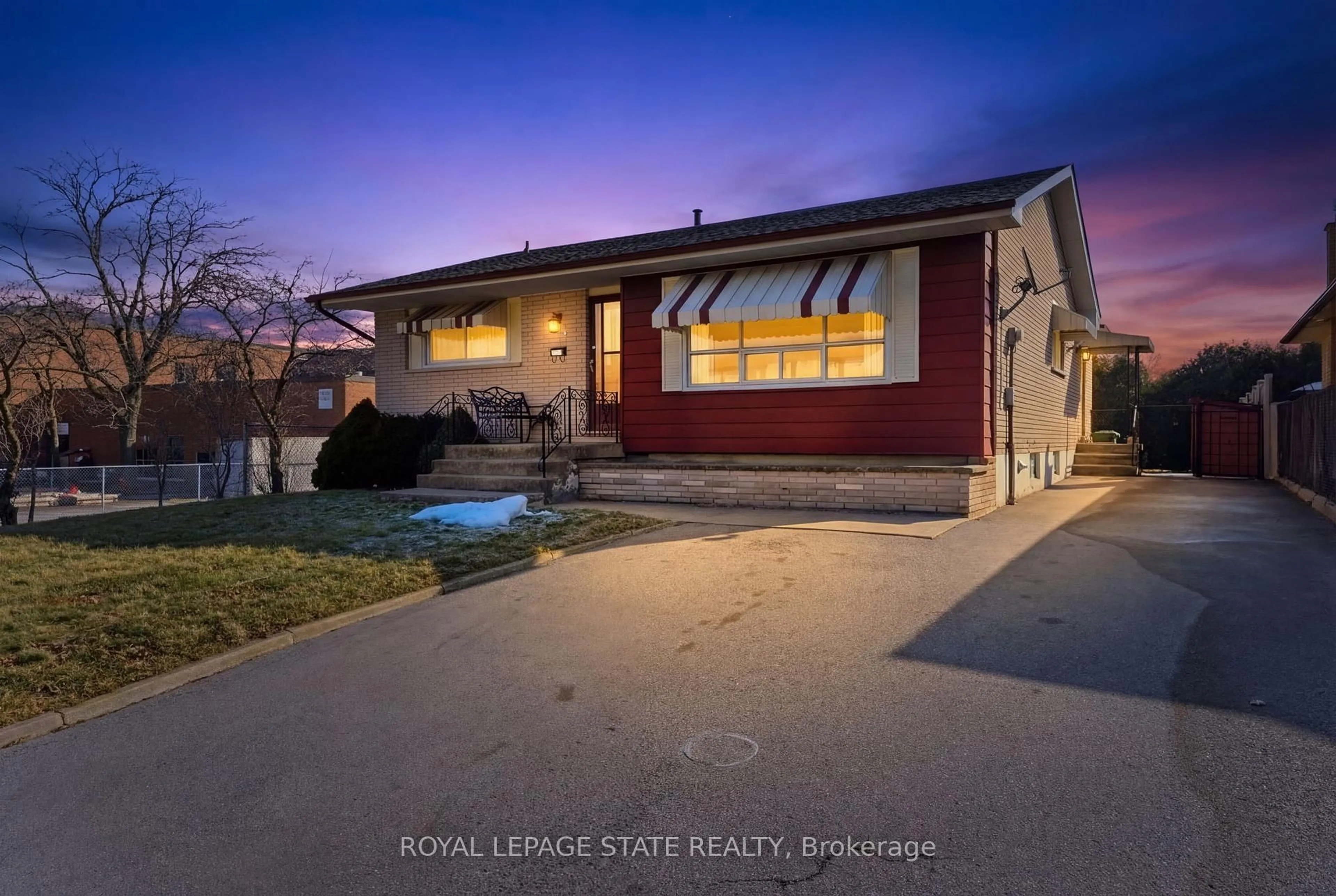 A pic from outside/outdoor area/front of a property/back of a property/a pic from drone, street for 45 Cromwell Cres, Hamilton Ontario L8G 2E9