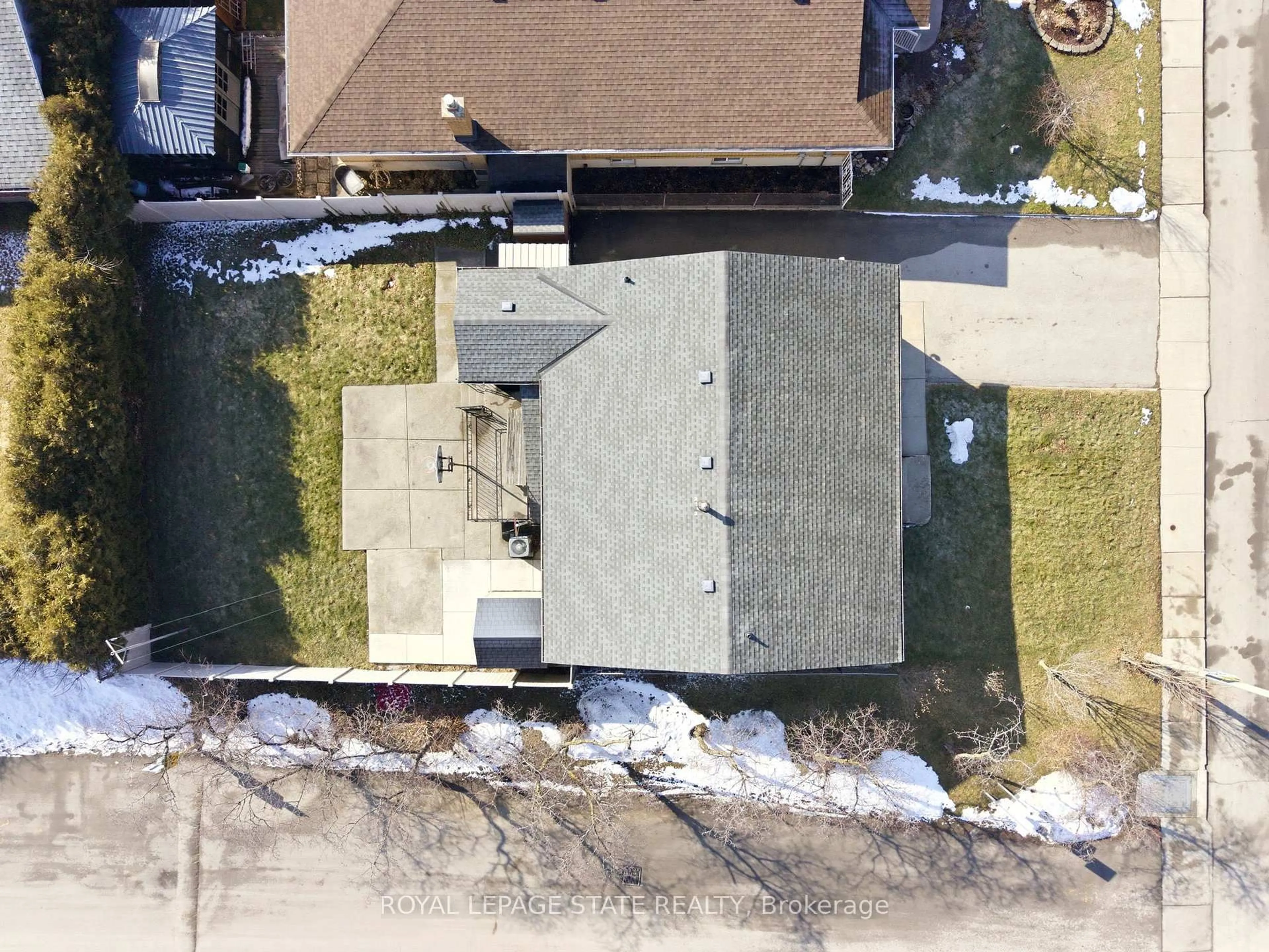 A pic from outside/outdoor area/front of a property/back of a property/a pic from drone, street for 45 Cromwell Cres, Hamilton Ontario L8G 2E9