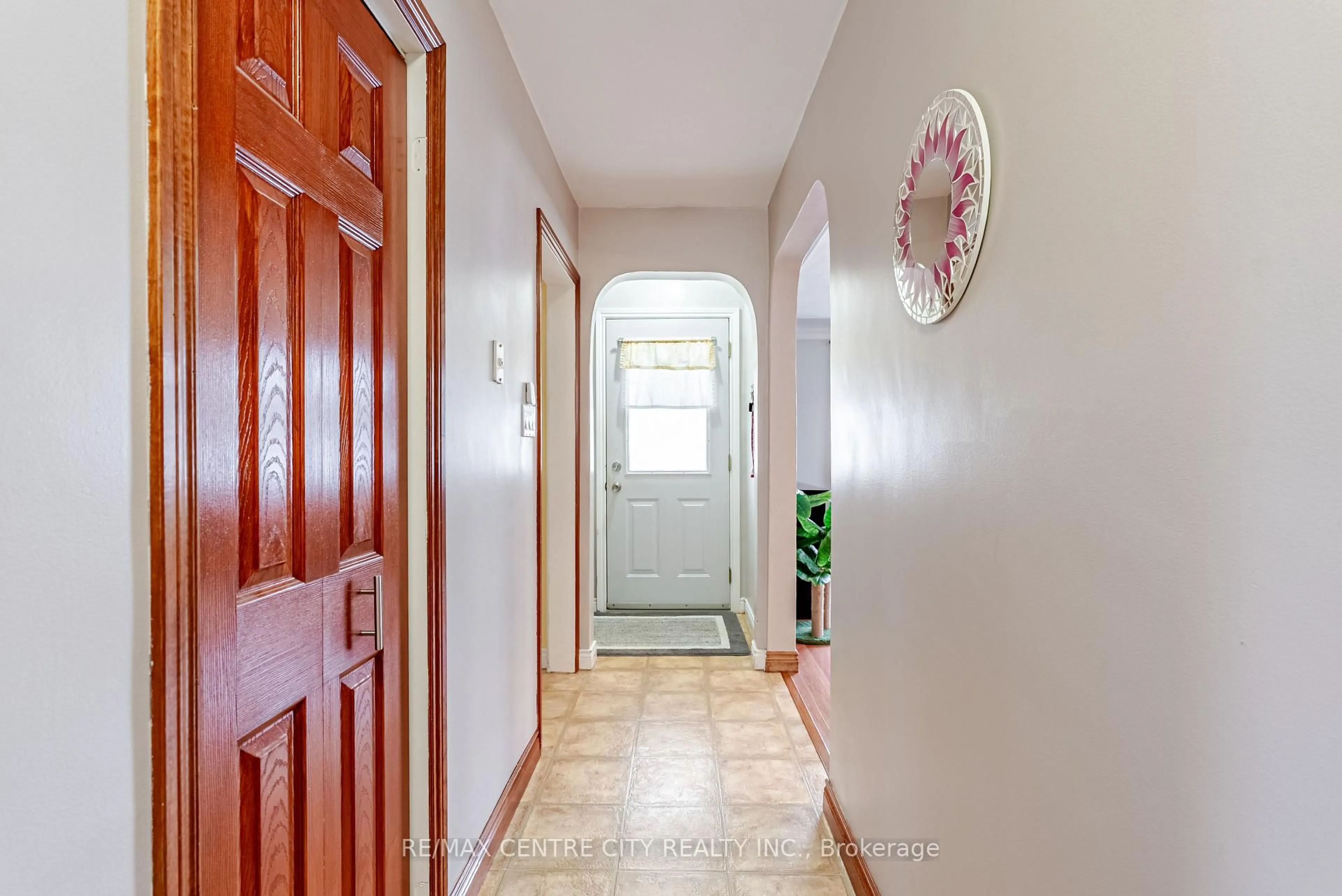 Indoor entryway for 29 York St, Aylmer Ontario N5H 2G8