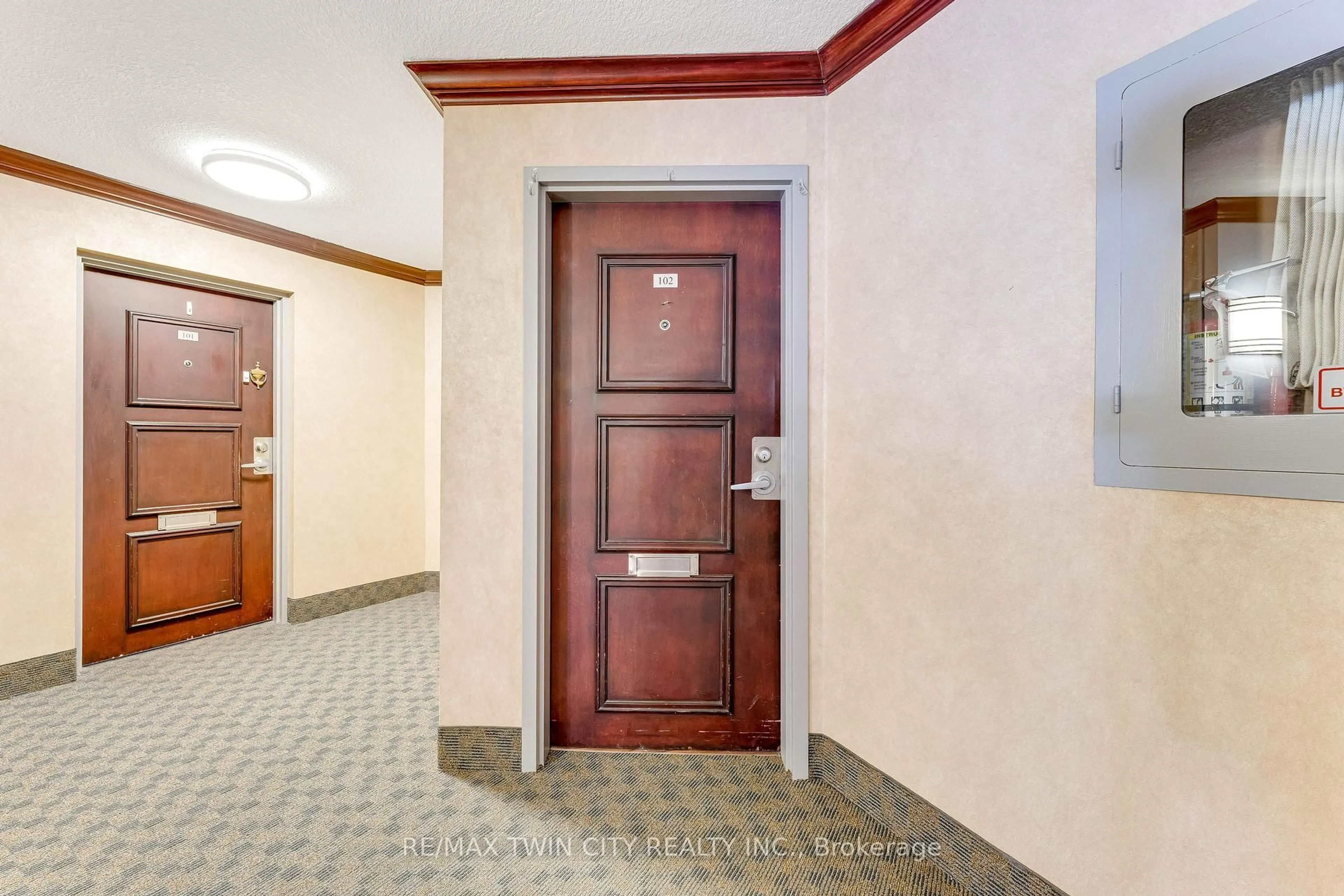 Indoor foyer for 250 Glenridge Dr #102, Waterloo Ontario N2J 4H8