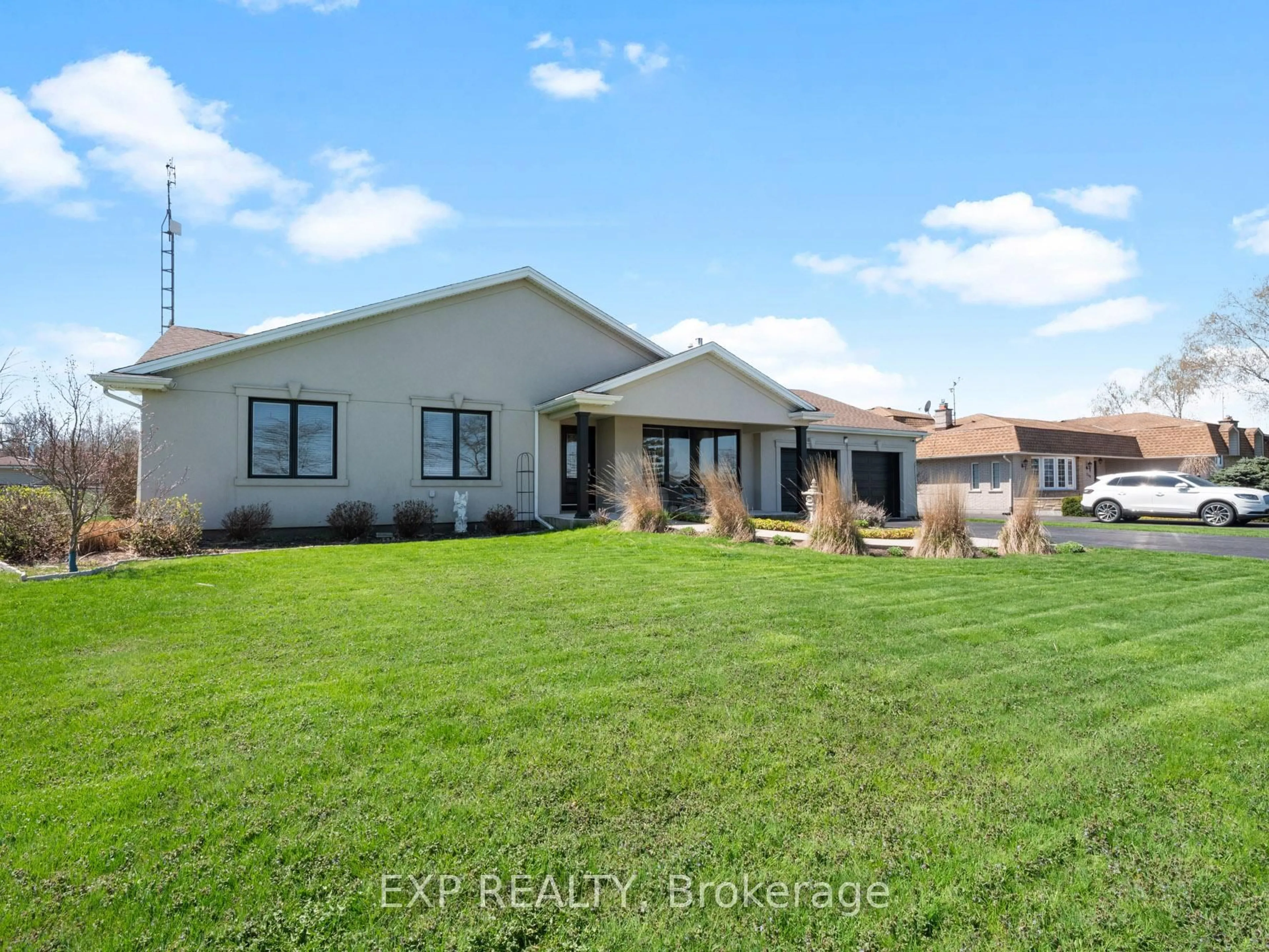 A pic from outside/outdoor area/front of a property/back of a property/a pic from drone, unknown for 2189 Niagara Pkwy, Fort Erie Ontario L2A 5M4