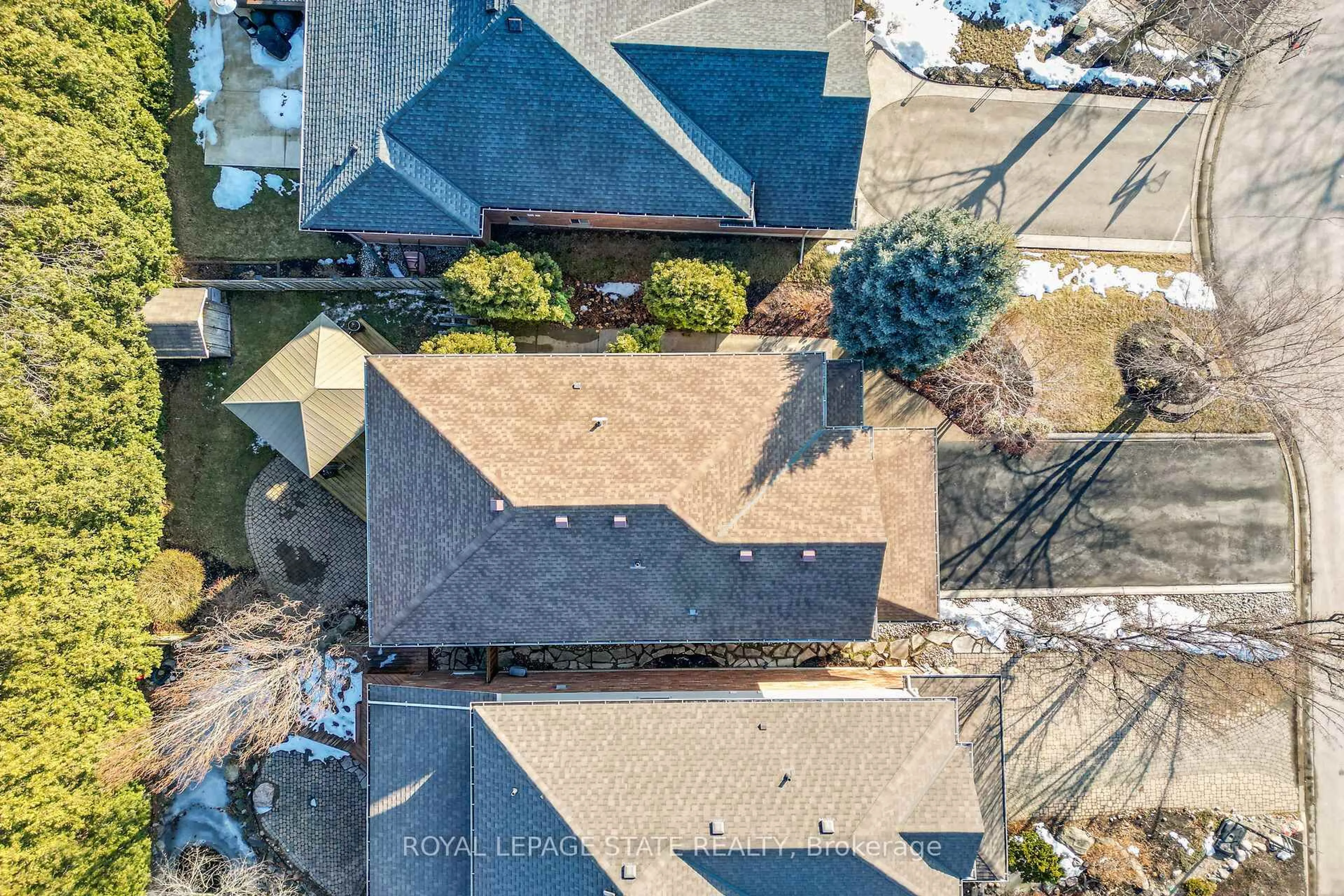 A pic from outside/outdoor area/front of a property/back of a property/a pic from drone, city buildings view from balcony for 23 Tamarack Crt, Grimsby Ontario L3M 5M2