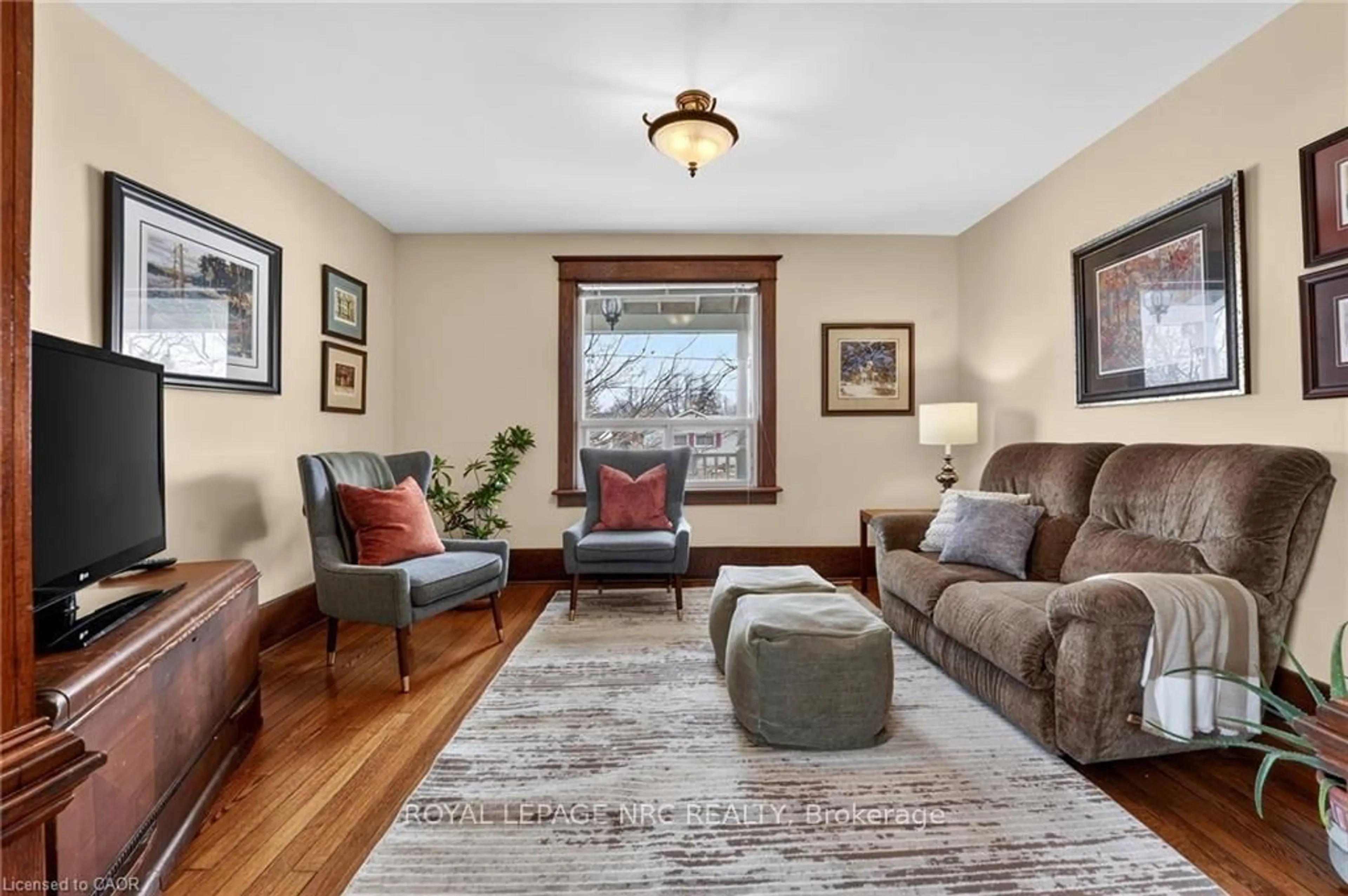 Living room with furniture, unknown for 3952 Victoria Ave, Lincoln Ontario L0R 2C0