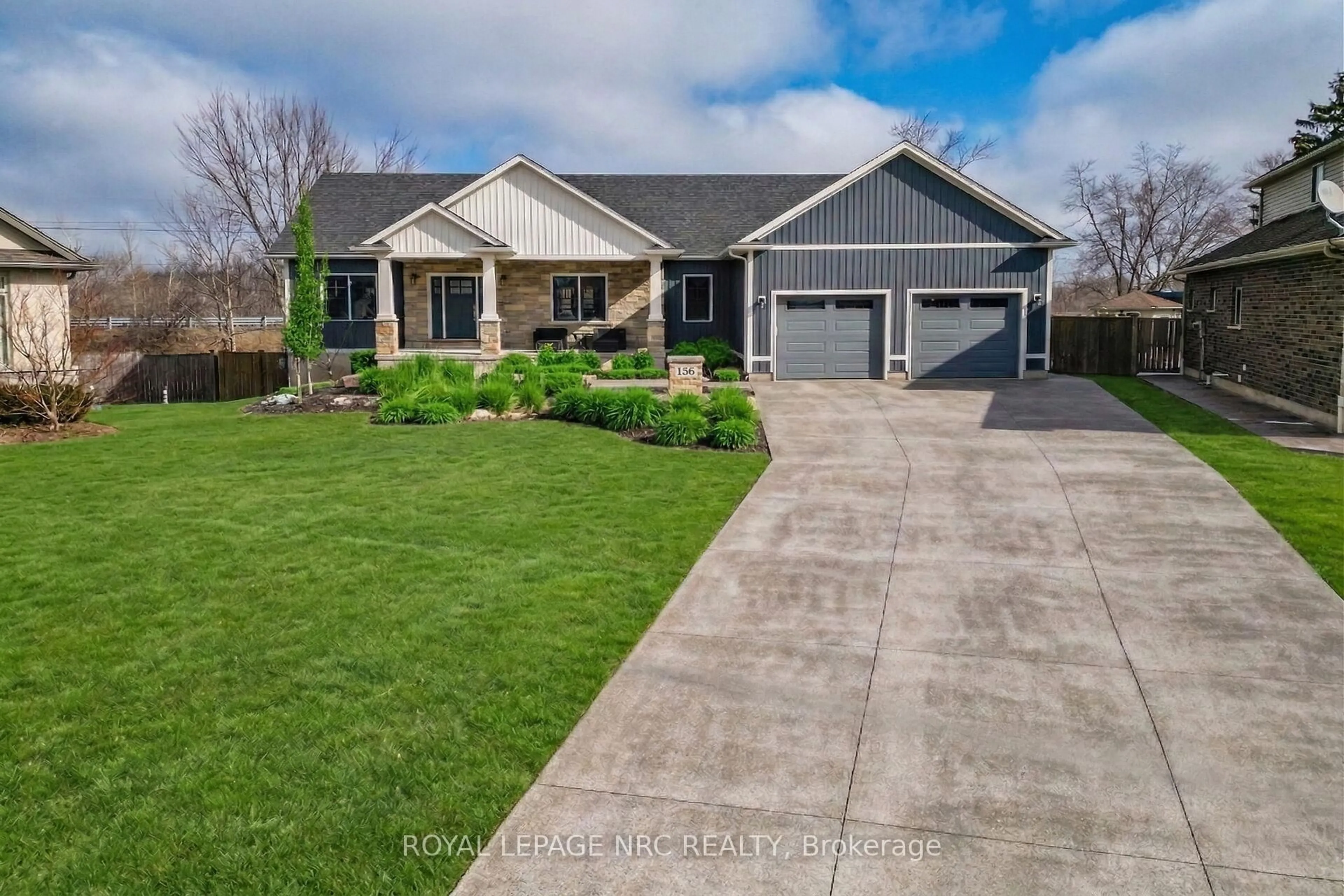 A pic from outside/outdoor area/front of a property/back of a property/a pic from drone, street for 166 Michelle Crt, Welland Ontario L3C 0A2