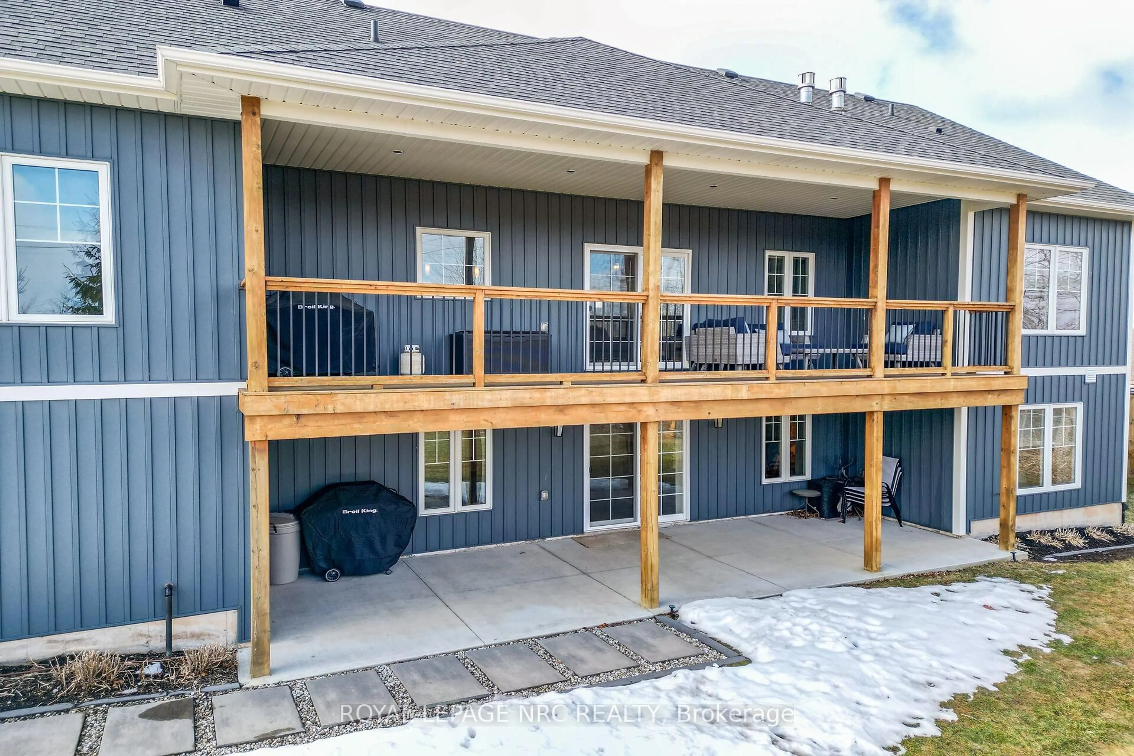 Patio, building for 166 Michelle Crt, Welland Ontario L3C 0A2