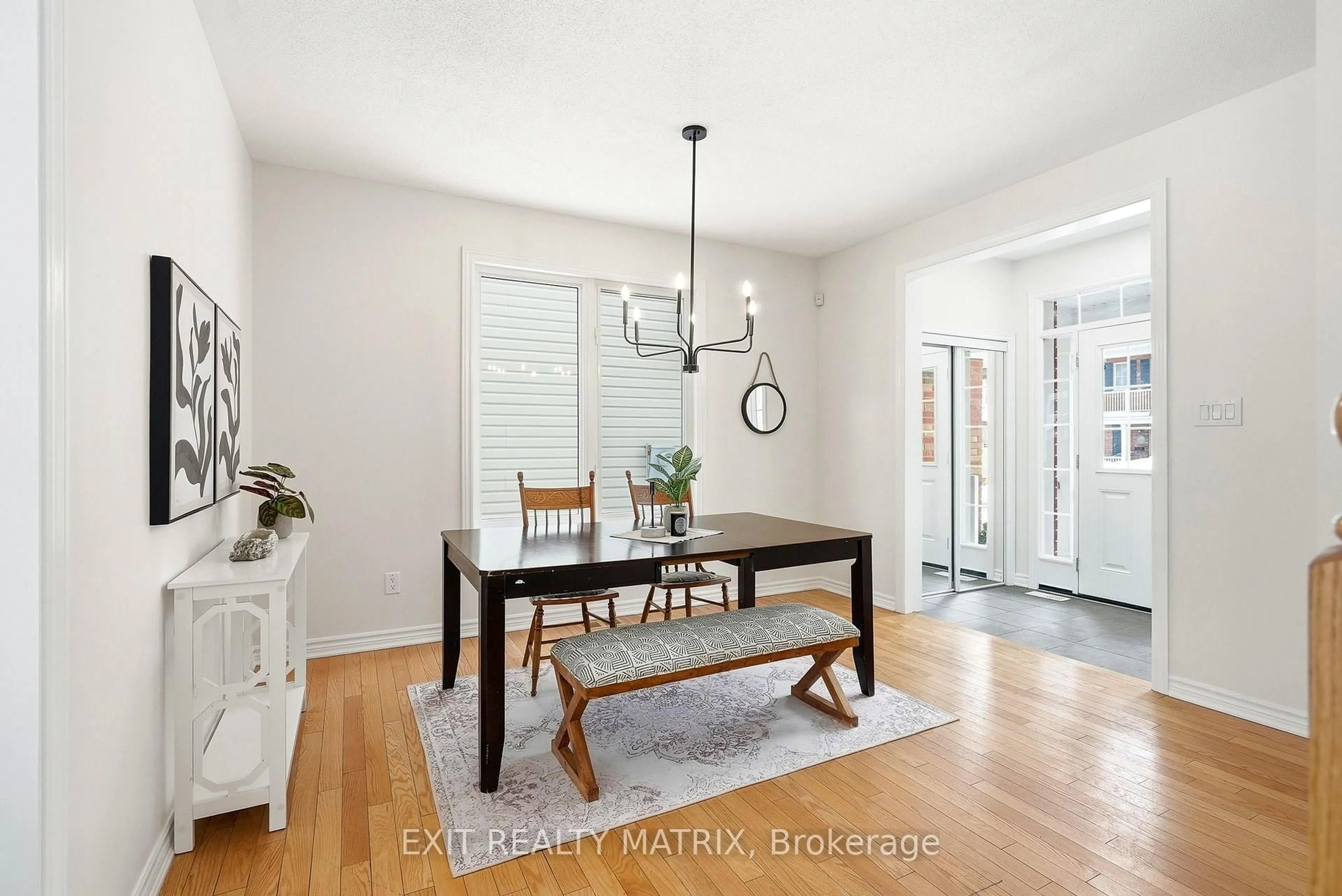 Dining room, wood/laminate floor for 194 Flowing Creek Circ, Ottawa Ontario K2M 2R7