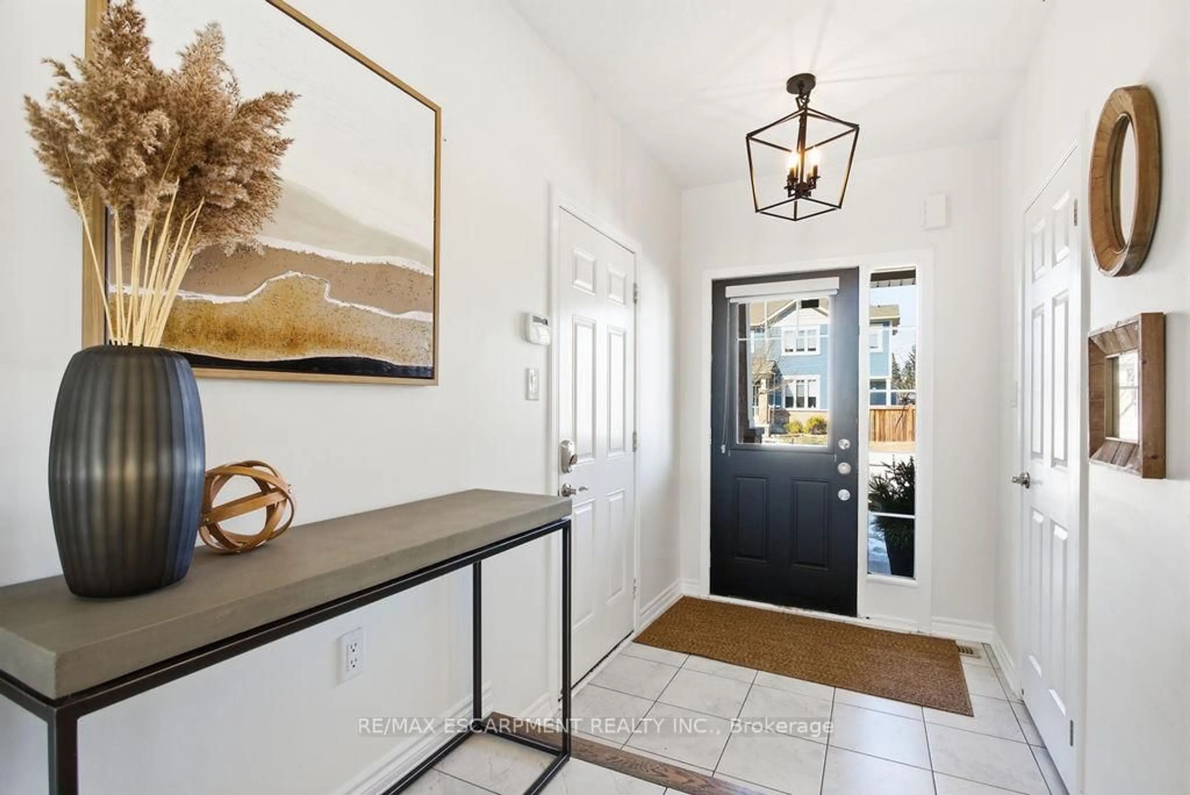 Indoor entryway for 23 Lupo Dr, Hamilton Ontario L8B 0Y4