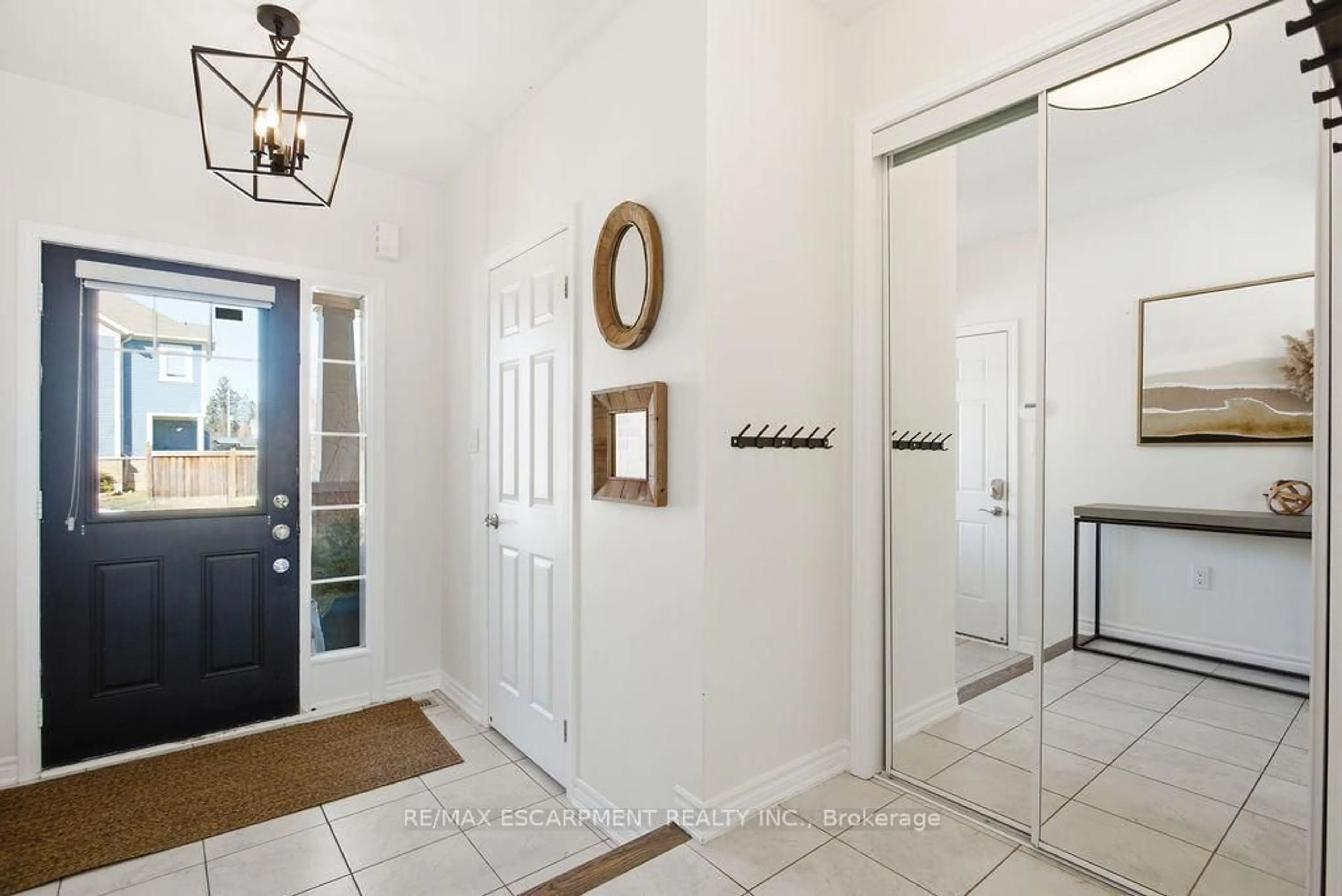 Indoor entryway for 23 Lupo Dr, Hamilton Ontario L8B 0Y4