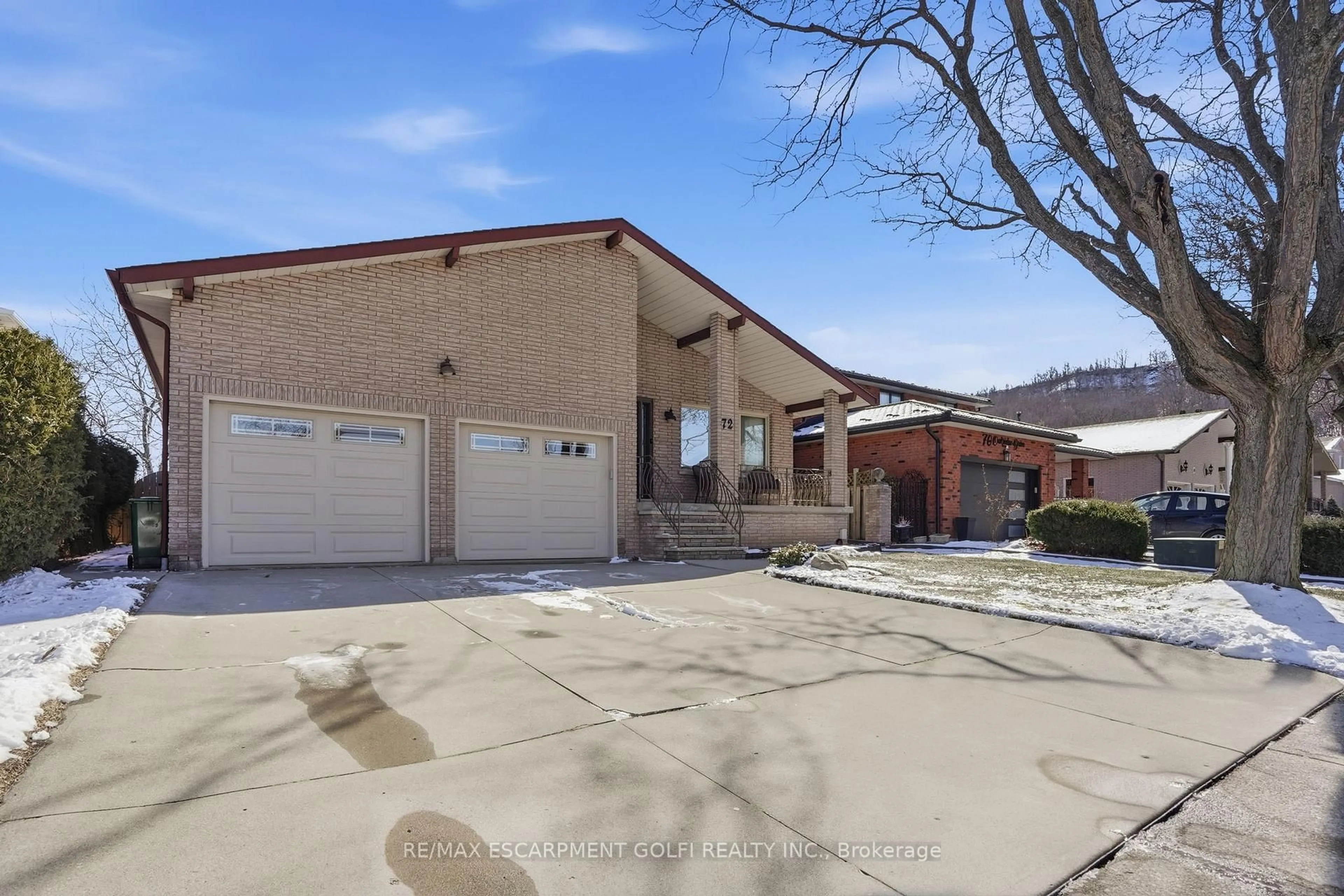 A pic from outside/outdoor area/front of a property/back of a property/a pic from drone, street for 72 Oakridge Dr, Hamilton Ontario L8G 2T6