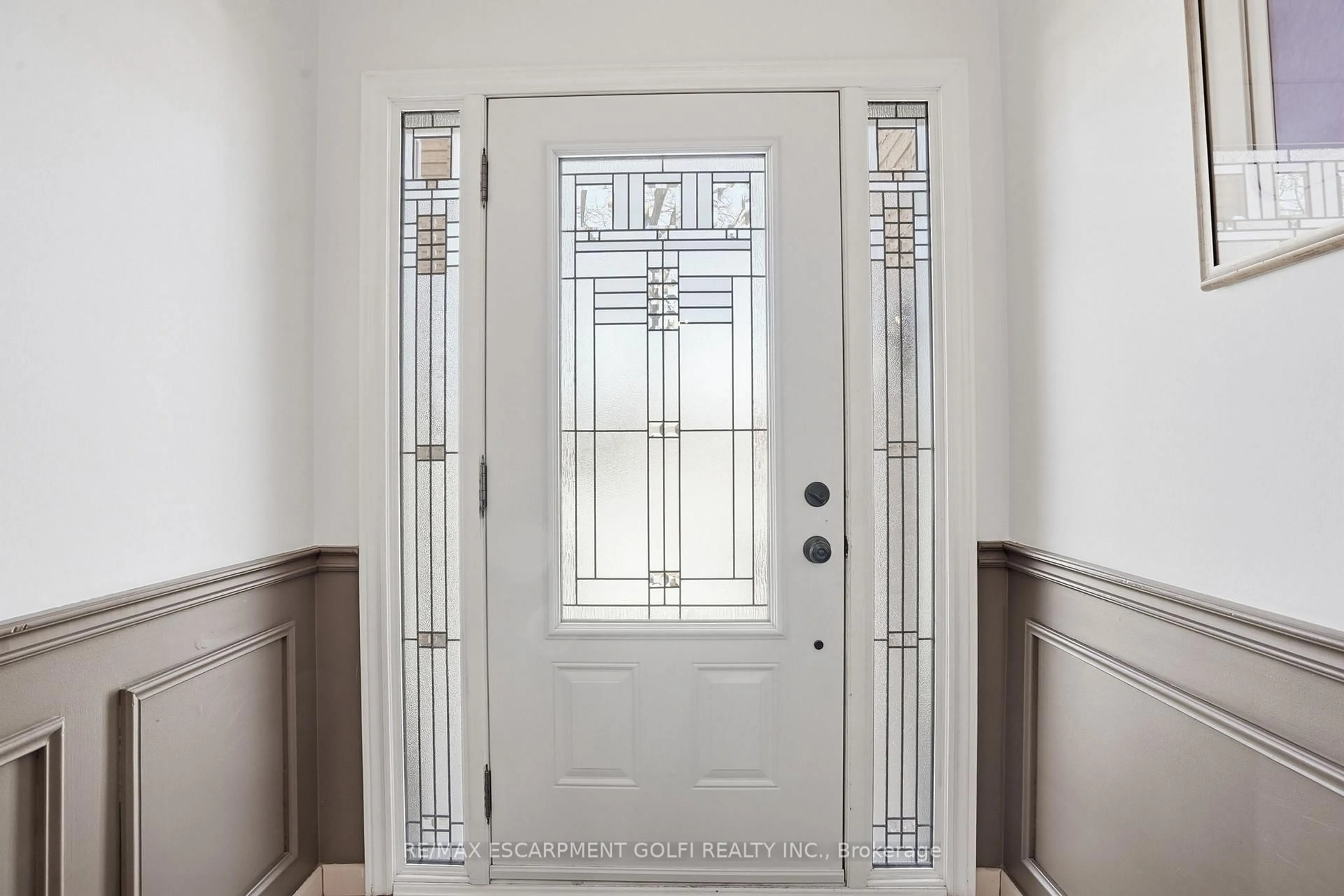 Indoor entryway for 72 Oakridge Dr, Hamilton Ontario L8G 2T6