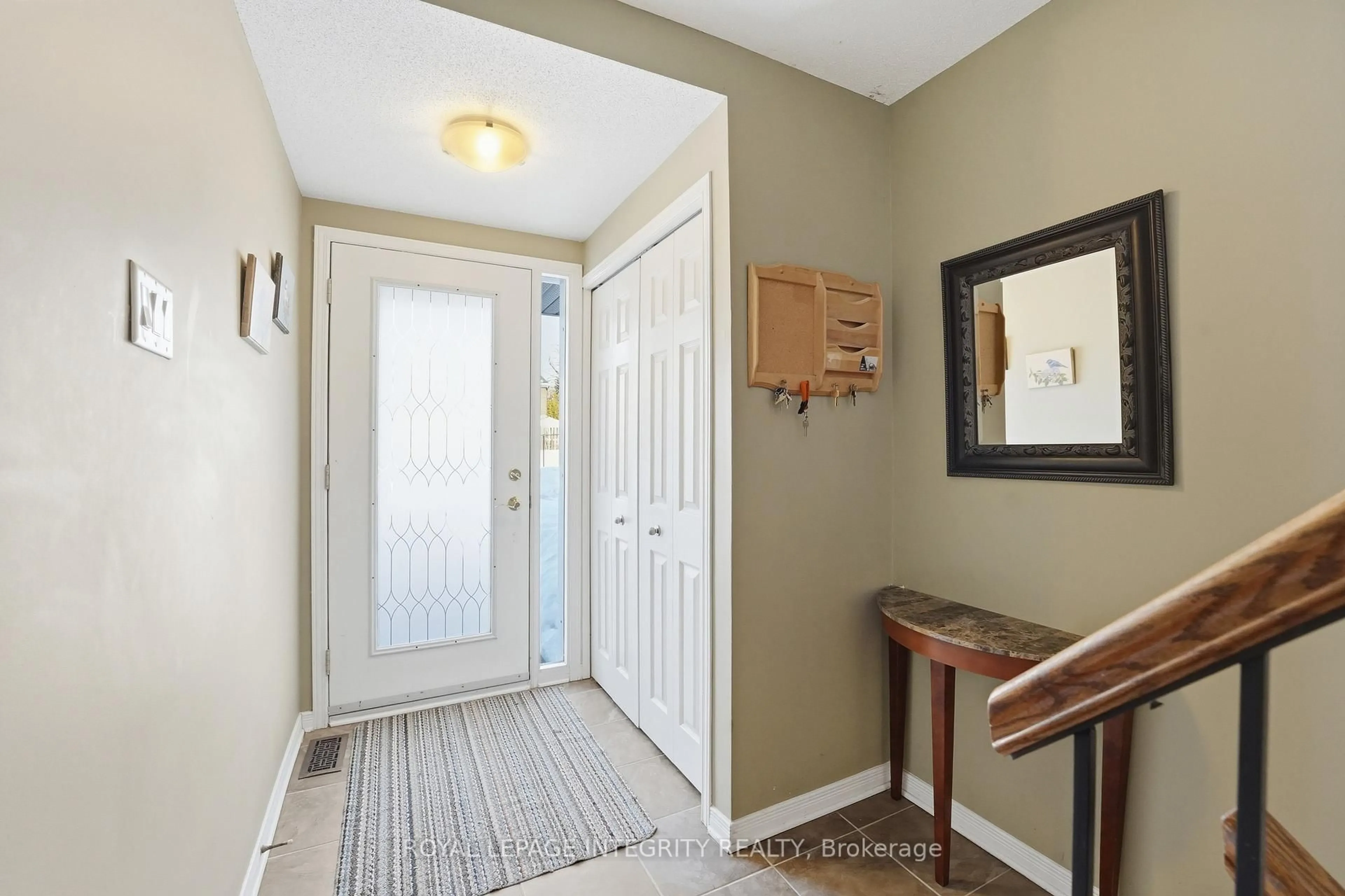 Indoor entryway for 212 Monterey Dr, Ottawa Ontario K2H 7A8