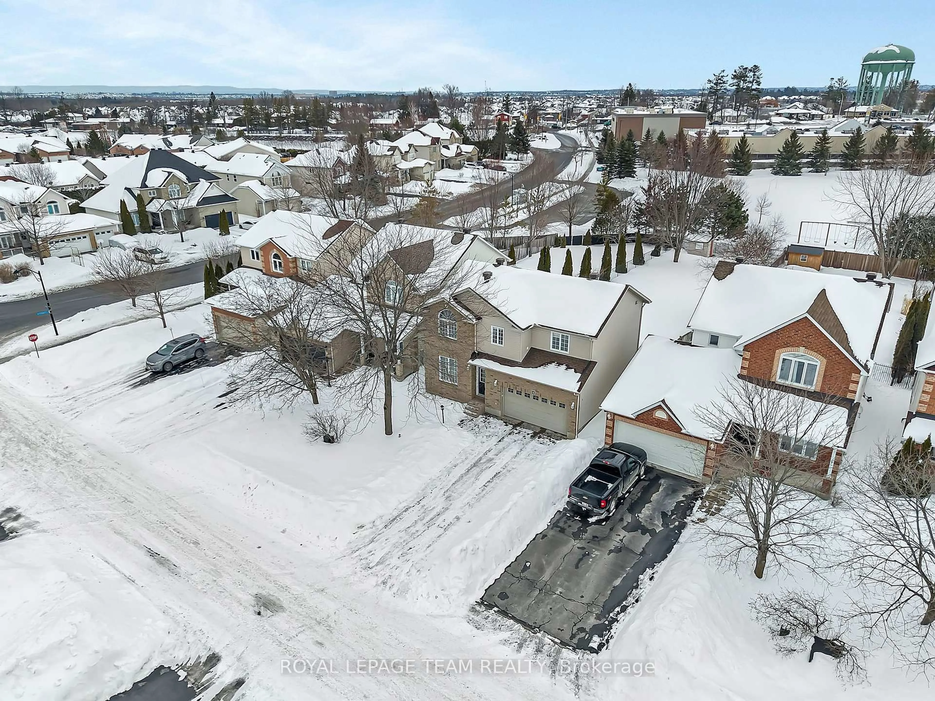 A pic from outside/outdoor area/front of a property/back of a property/a pic from drone, street for 5 Sundew Crt, Stittsville Ontario K2S 1Z5