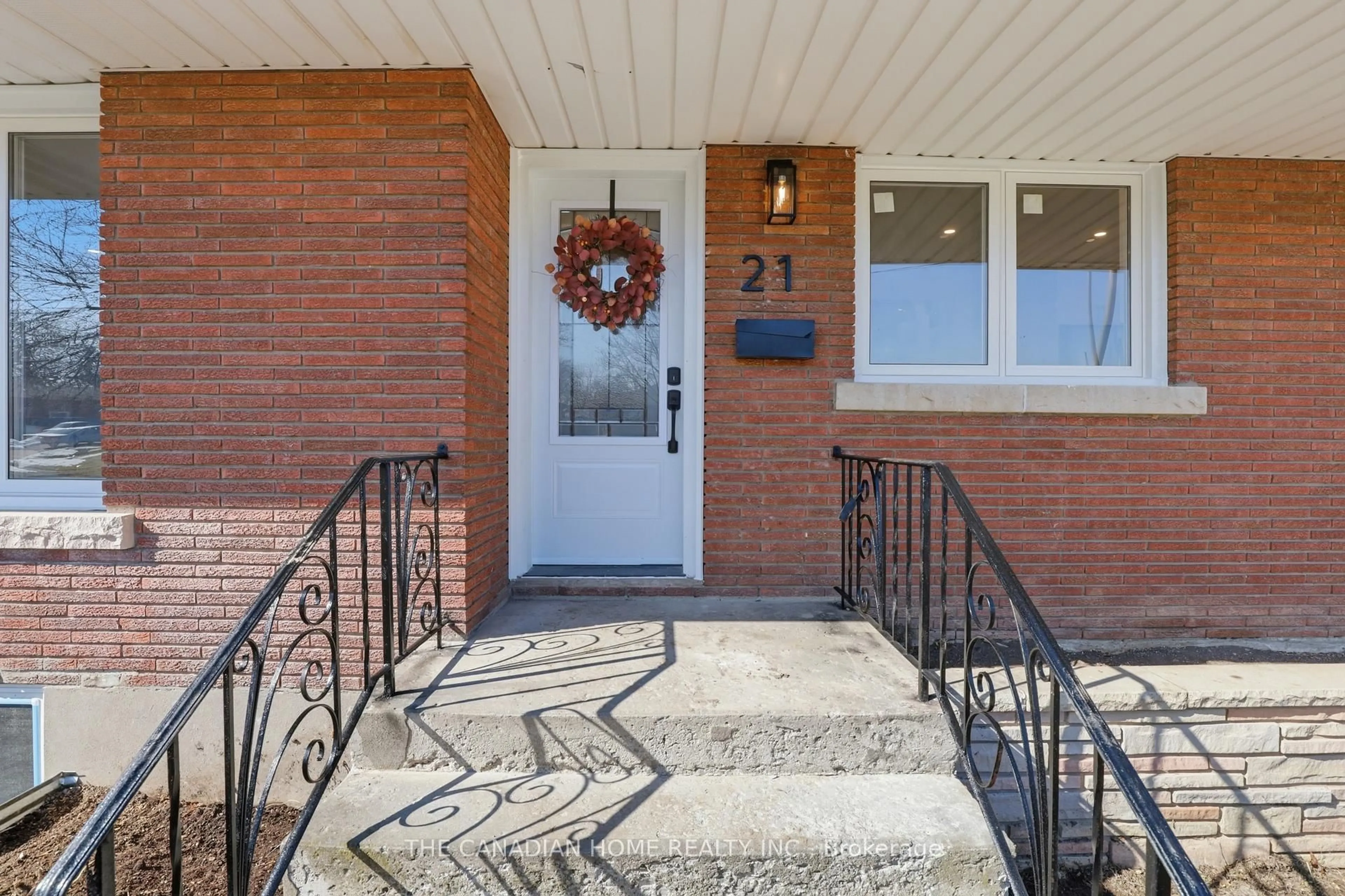 Indoor entryway for 21 Clearview Hts, St. Catharines Ontario L2T 2W2