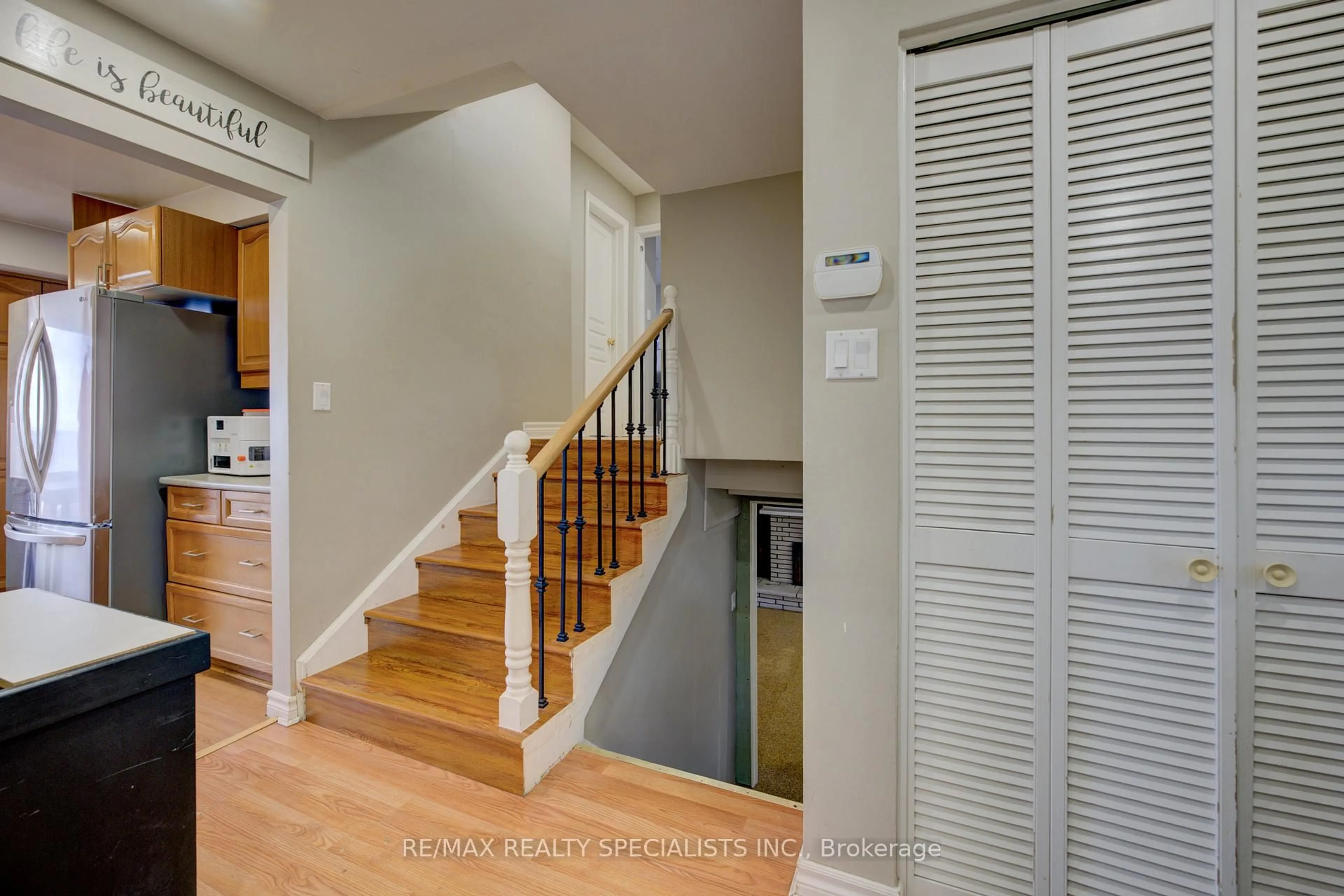 Indoor entryway for 46 Seabreeze Cres, Hamilton Ontario L8E 5C8