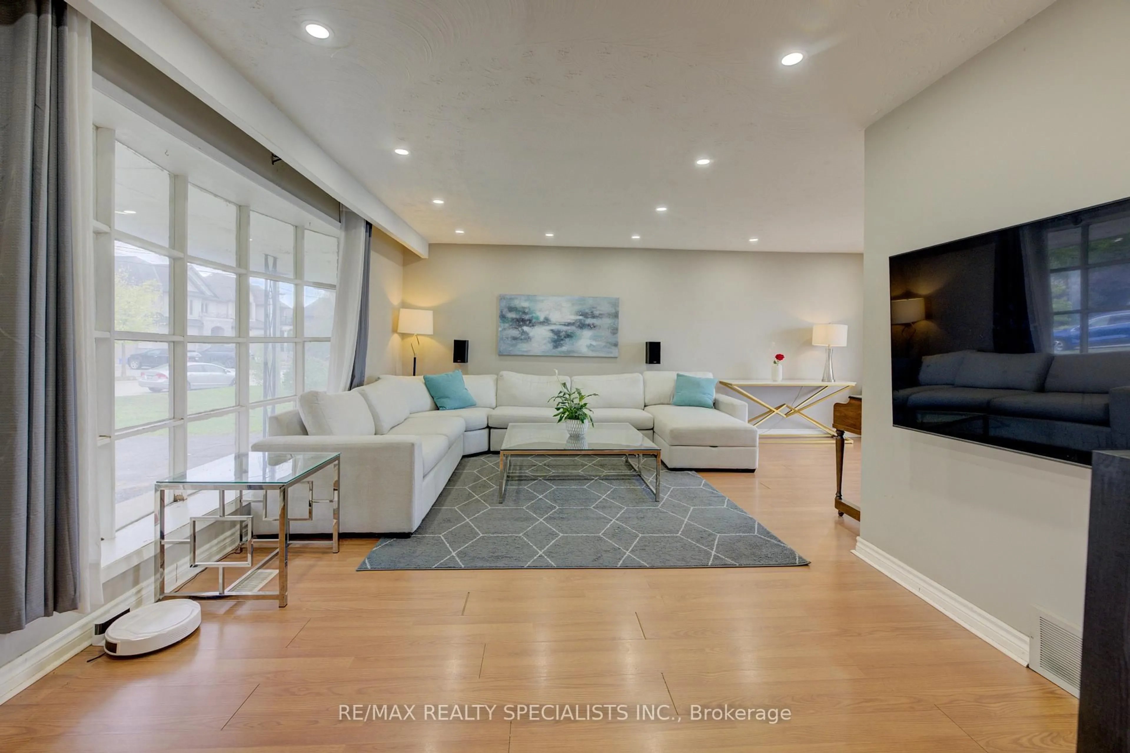 Living room with furniture, unknown for 46 Seabreeze Cres, Hamilton Ontario L8E 5C8