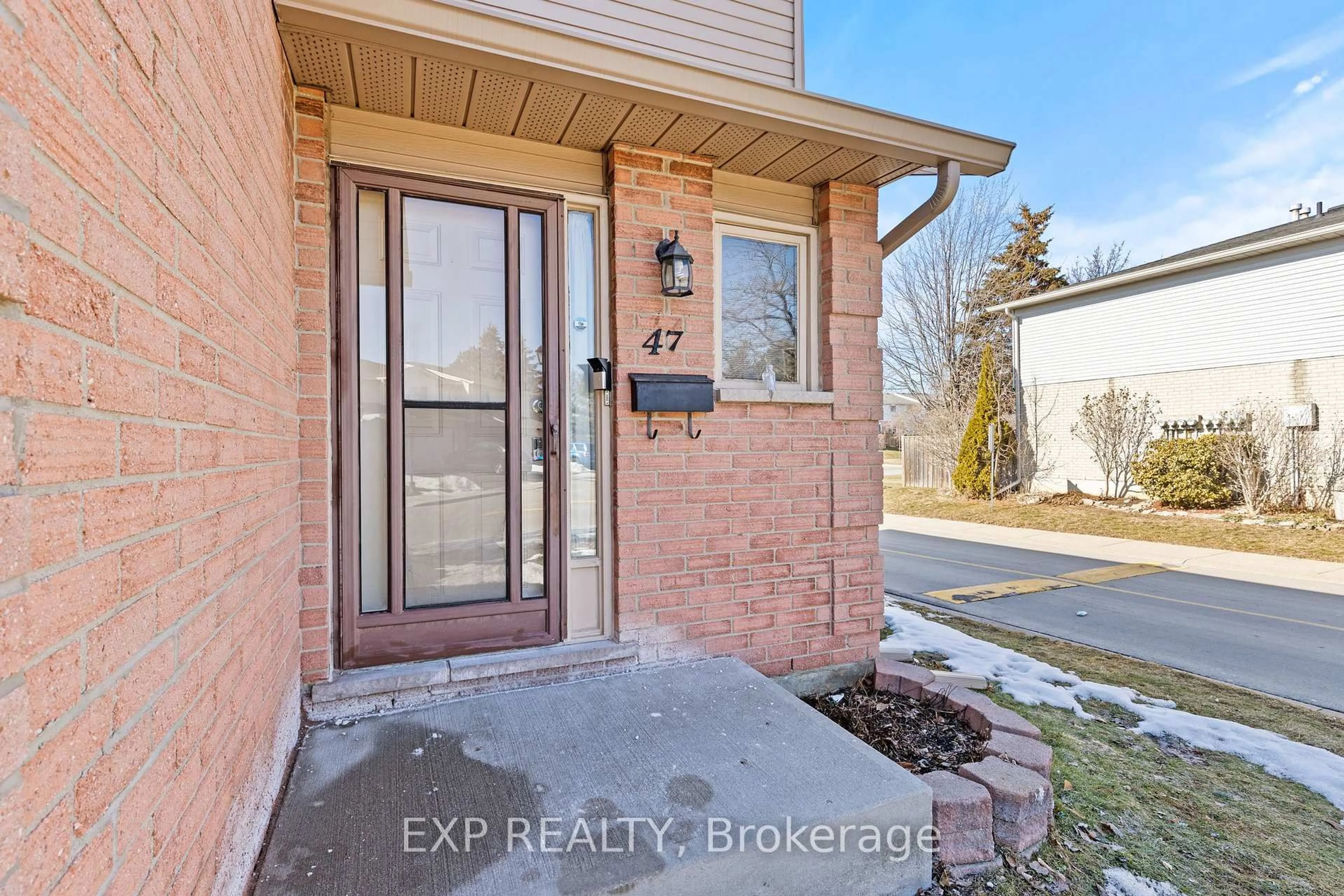 Indoor entryway for 1675 Upper Gage Ave #47, Hamilton Ontario L8W 3R8
