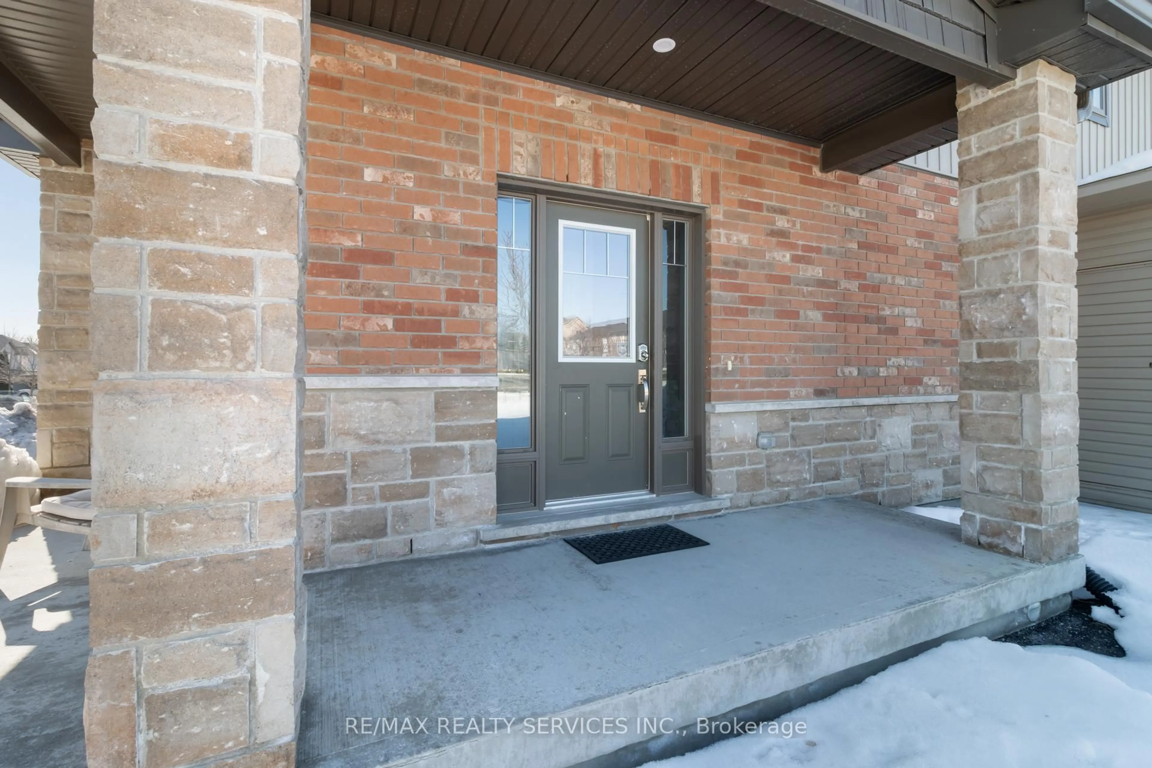 Indoor entryway for 118 Simmonds Dr #7, Guelph Ontario N1E 0S3