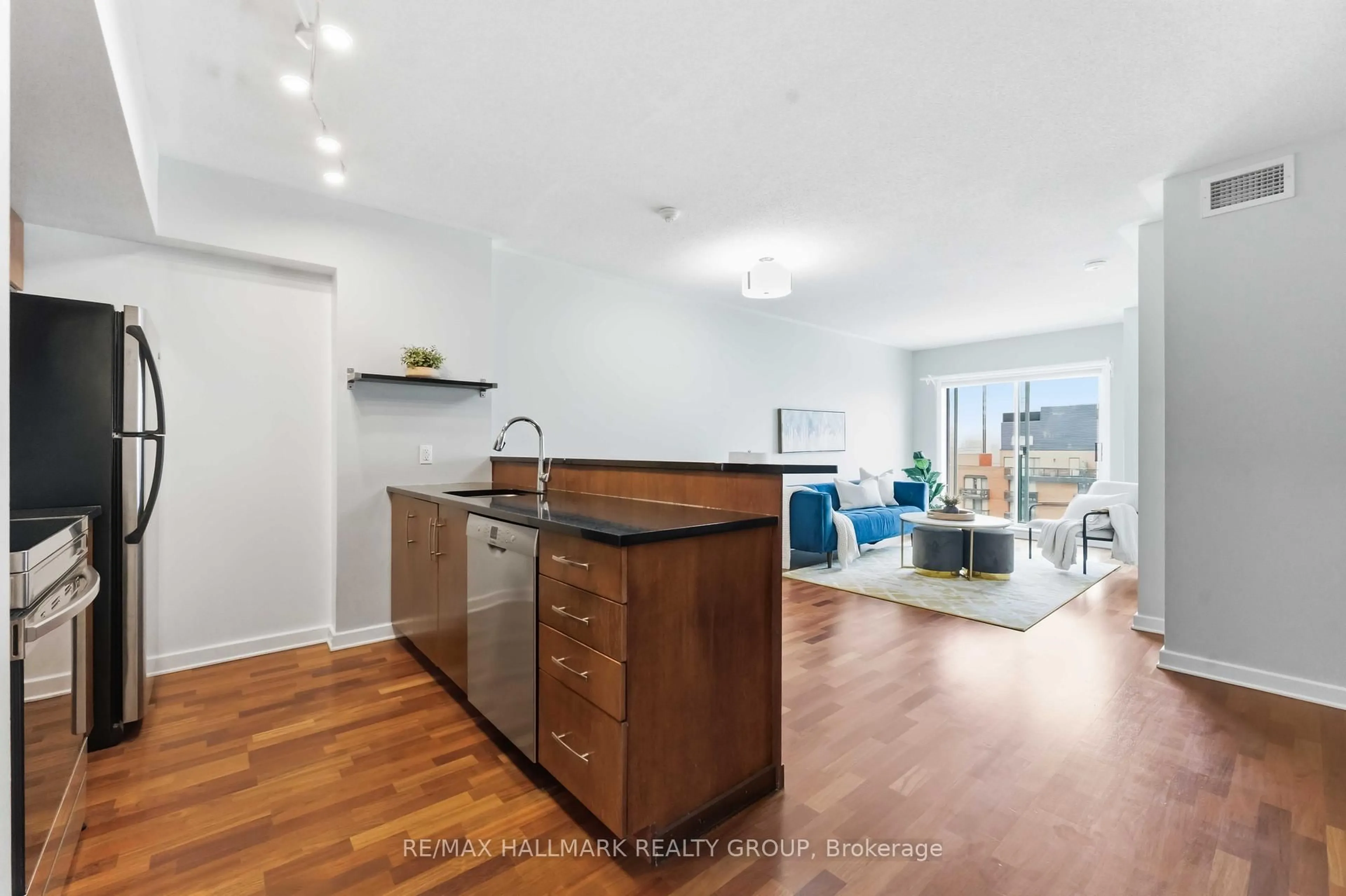 Open concept kitchen, wood/laminate floor for 138 SOMERSET St #1106, Ottawa Ontario K2P 0A3