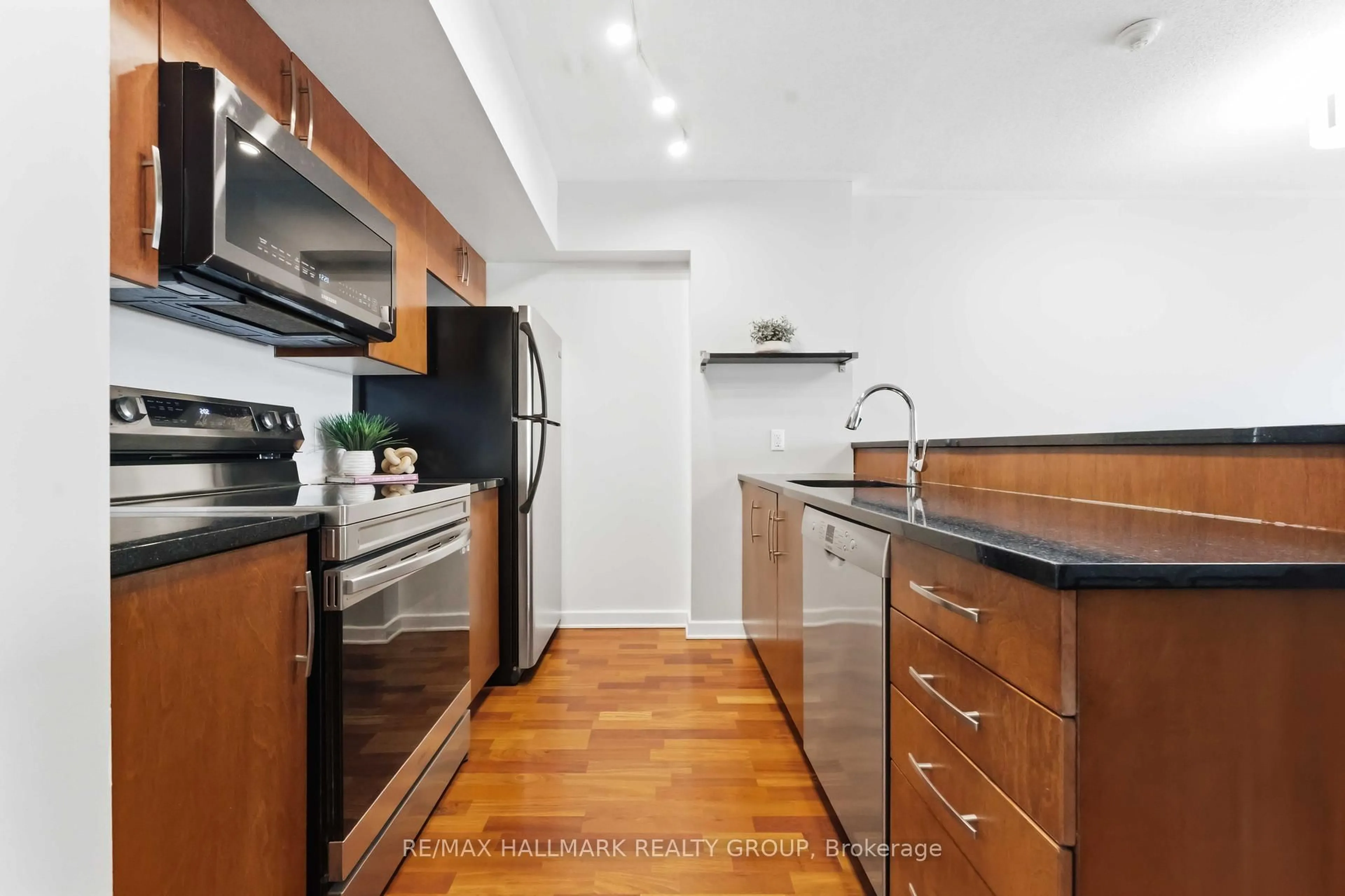 Standard kitchen, unknown for 138 SOMERSET St #1106, Ottawa Ontario K2P 0A3