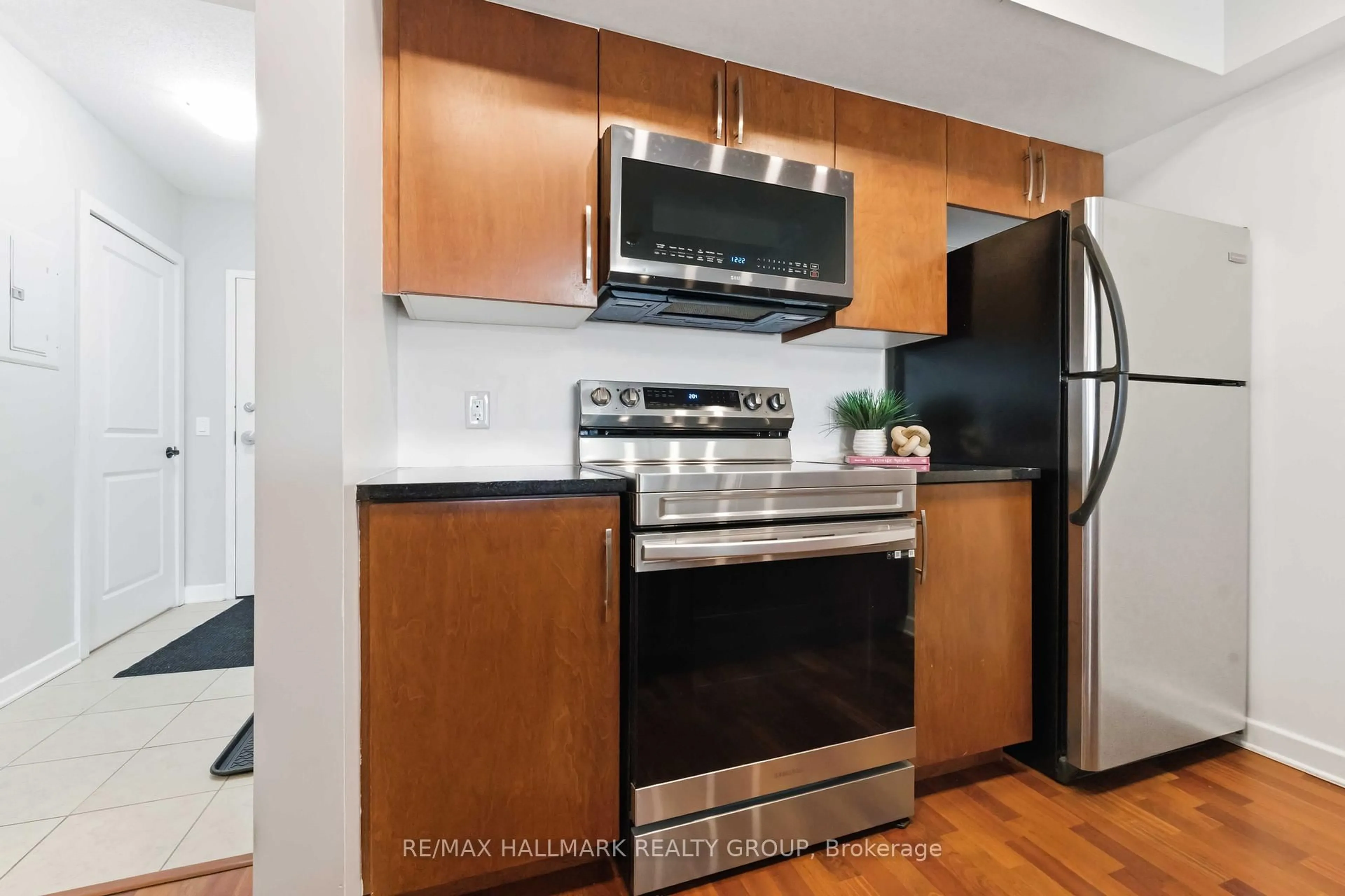 Standard kitchen, wood/laminate floor for 138 SOMERSET St #1106, Ottawa Ontario K2P 0A3