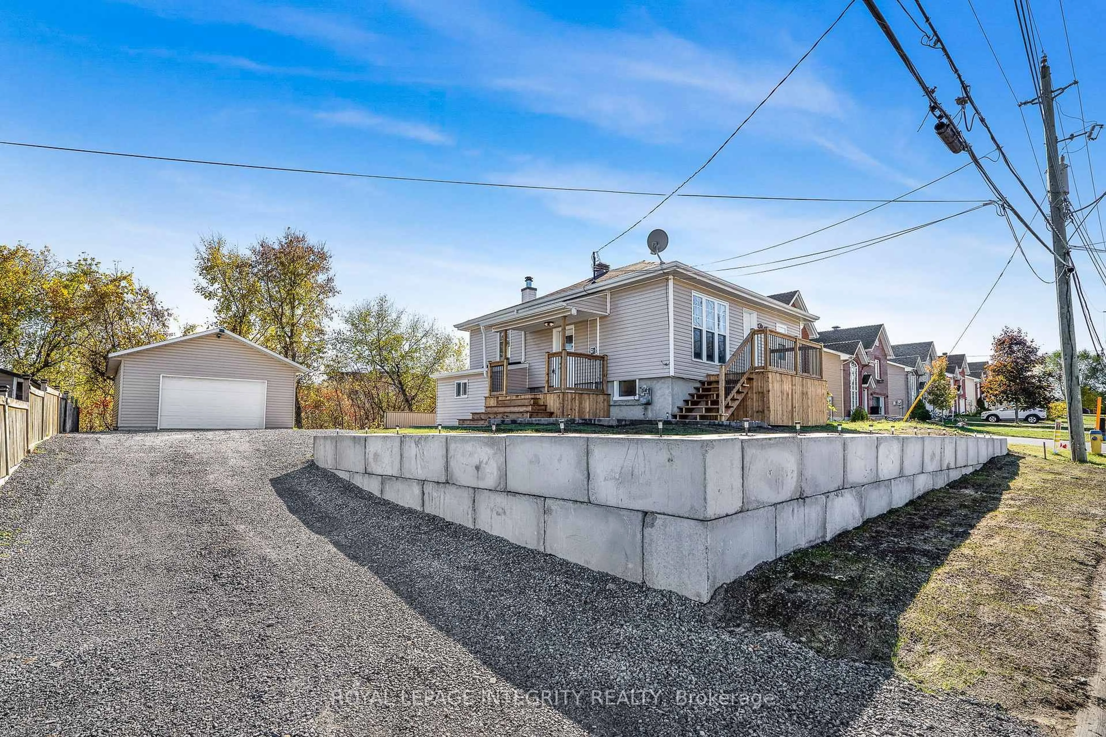 A pic from outside/outdoor area/front of a property/back of a property/a pic from drone, street for 2053 Catherine St, Clarence-Rockland Ontario K4K 1H6