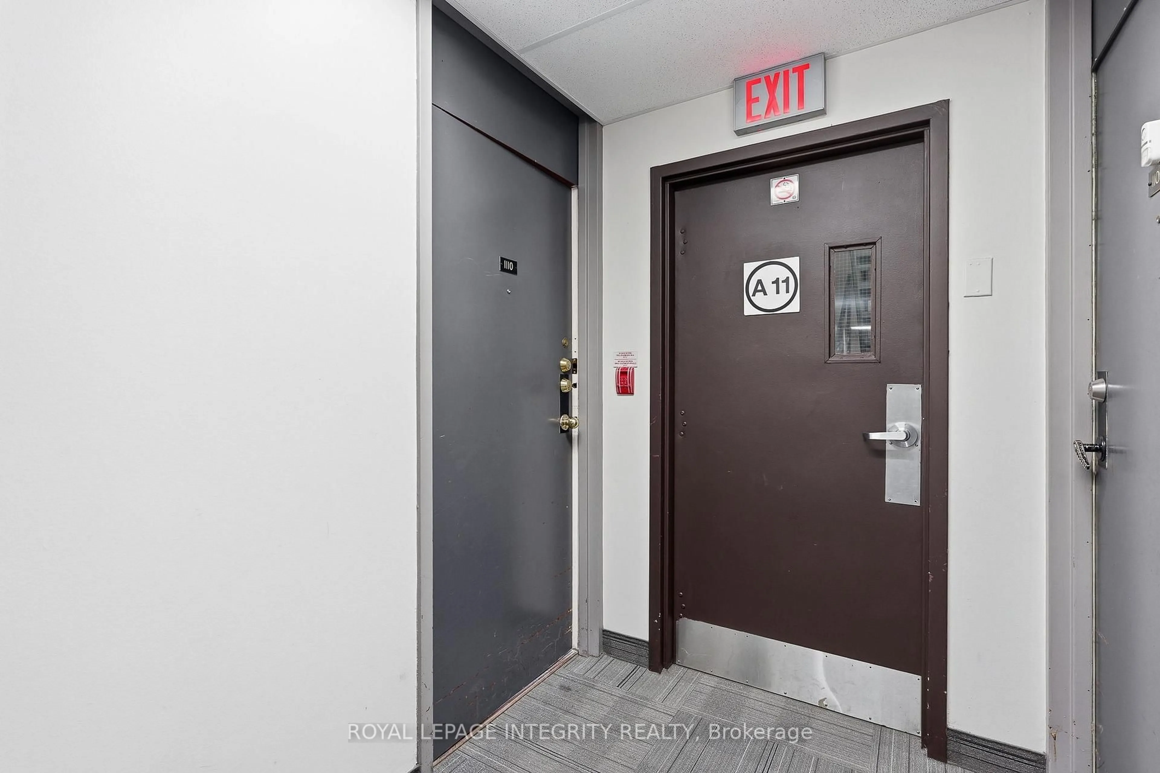 Indoor foyer for 2000 Jasmine Cres #1110, Ottawa Ontario K1J 8K4