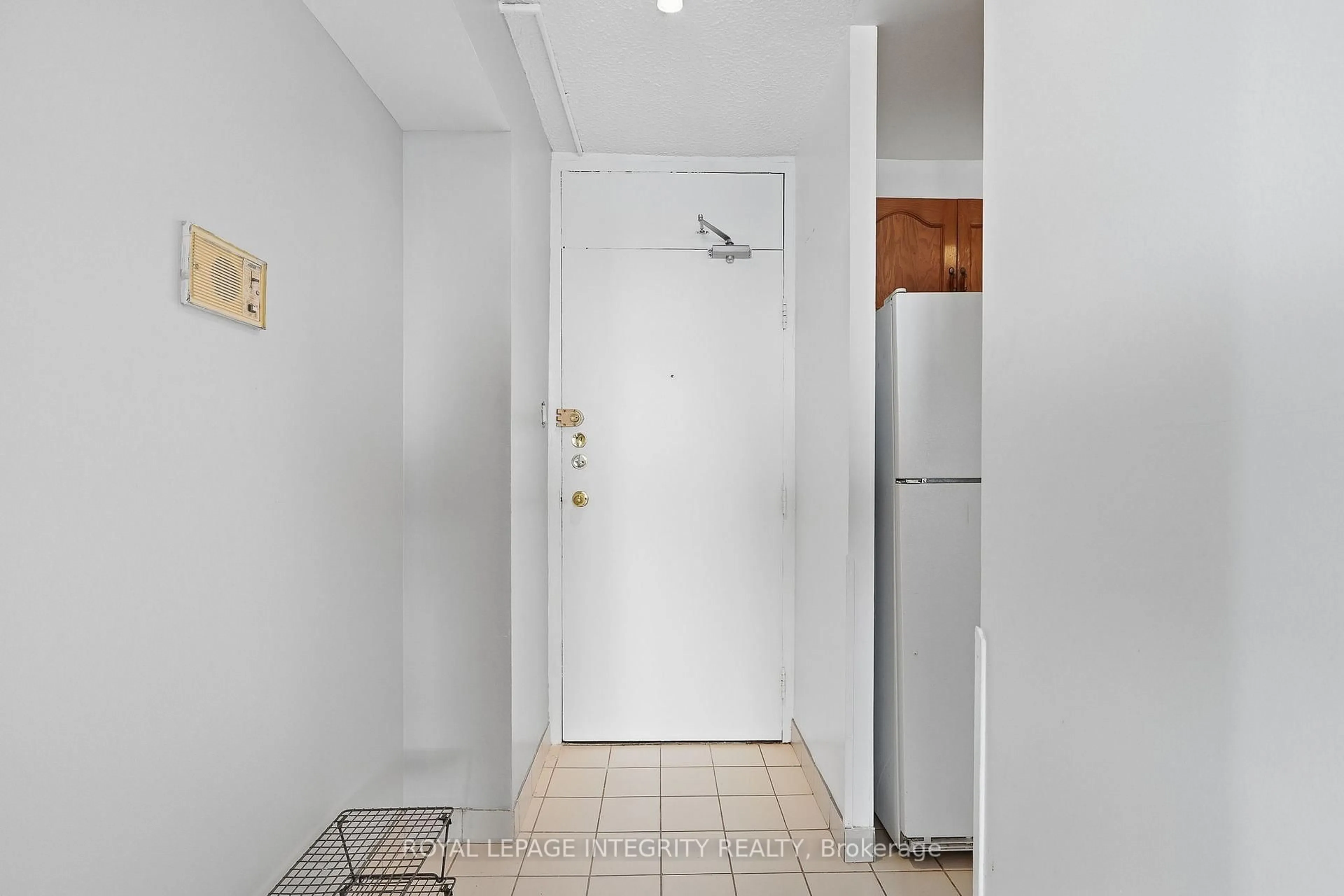 Indoor entryway for 2000 Jasmine Cres #1110, Ottawa Ontario K1J 8K4