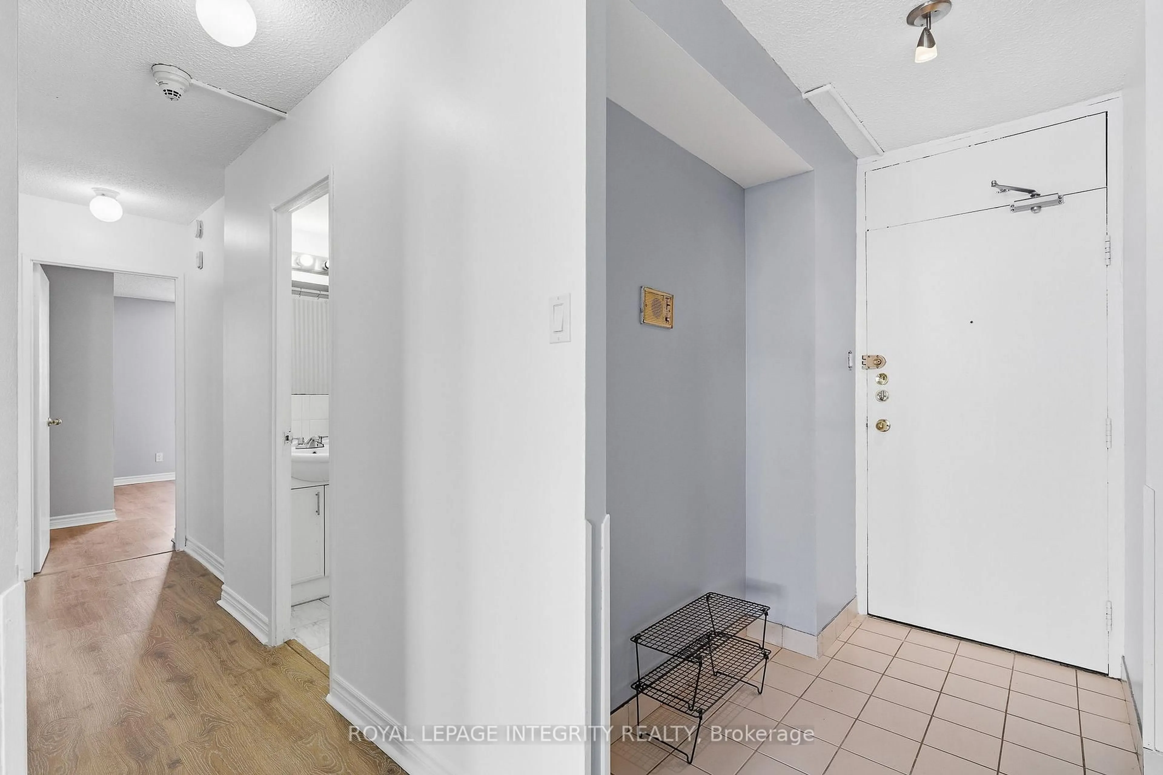 Indoor entryway for 2000 Jasmine Cres #1110, Ottawa Ontario K1J 8K4