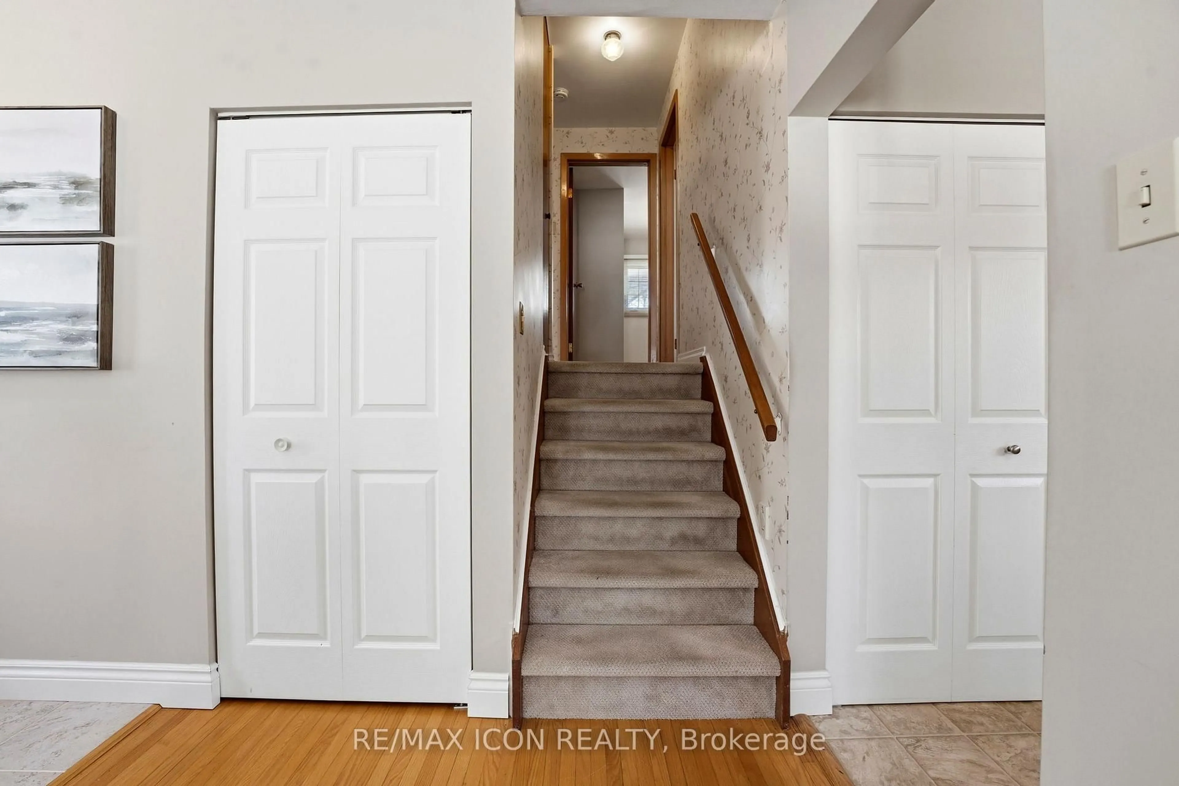 Indoor entryway for 54 Duncairn Ave, Kitchener Ontario N2M 4S4