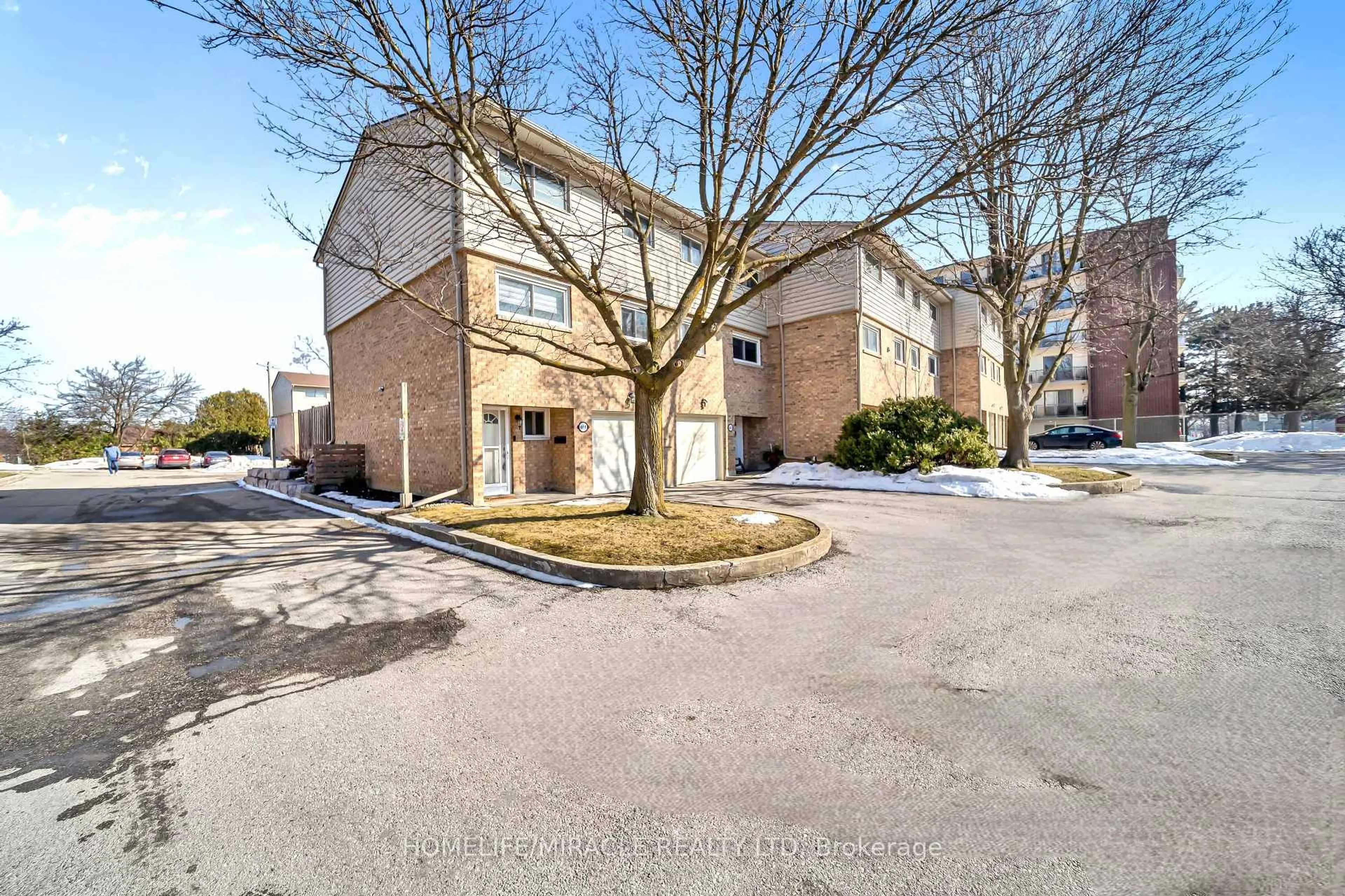 Patio, street for 665-A West St, Brantford Ontario N3R 6W9