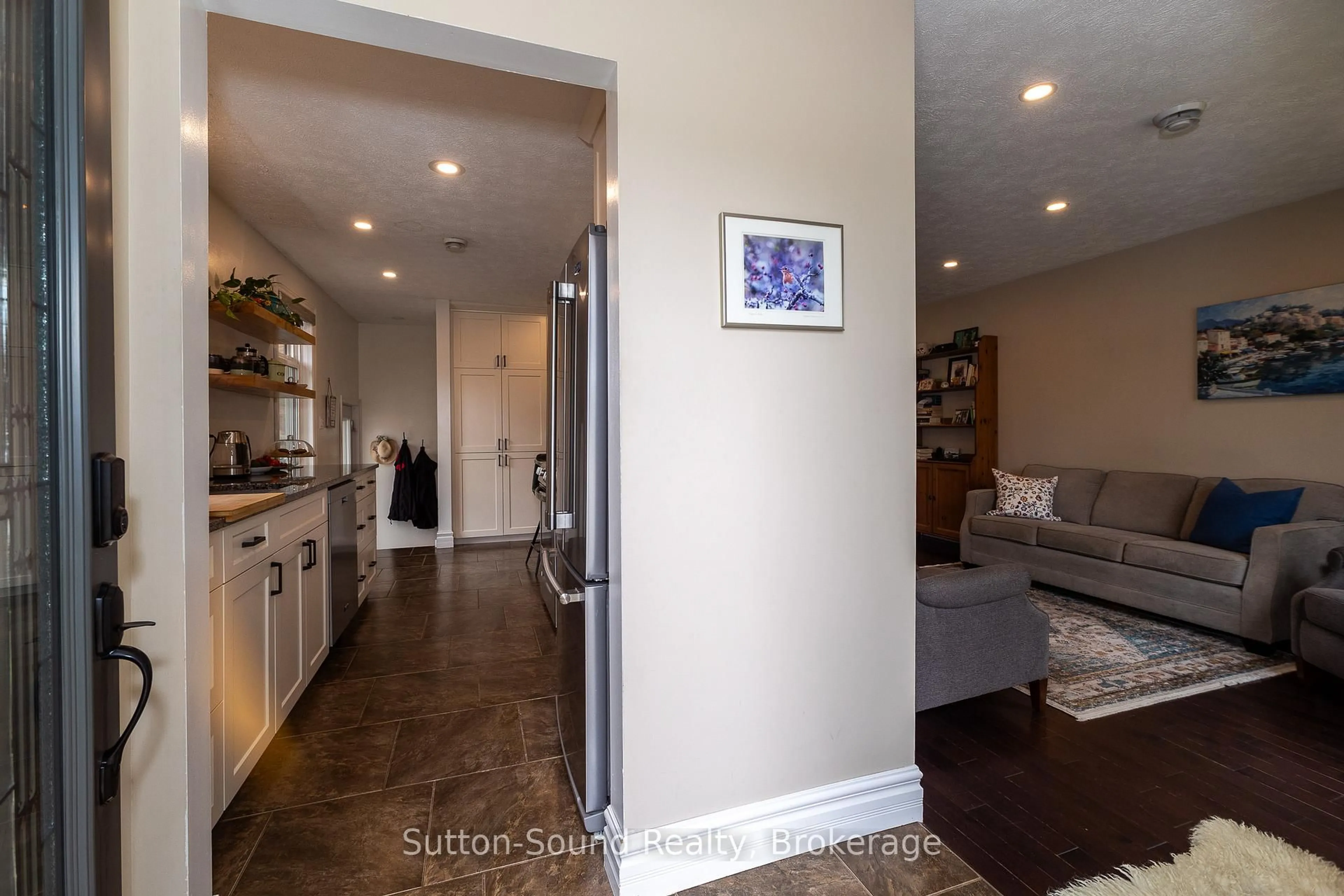 Indoor entryway for 1160 12th St, Owen Sound Ontario N4K 5Y6