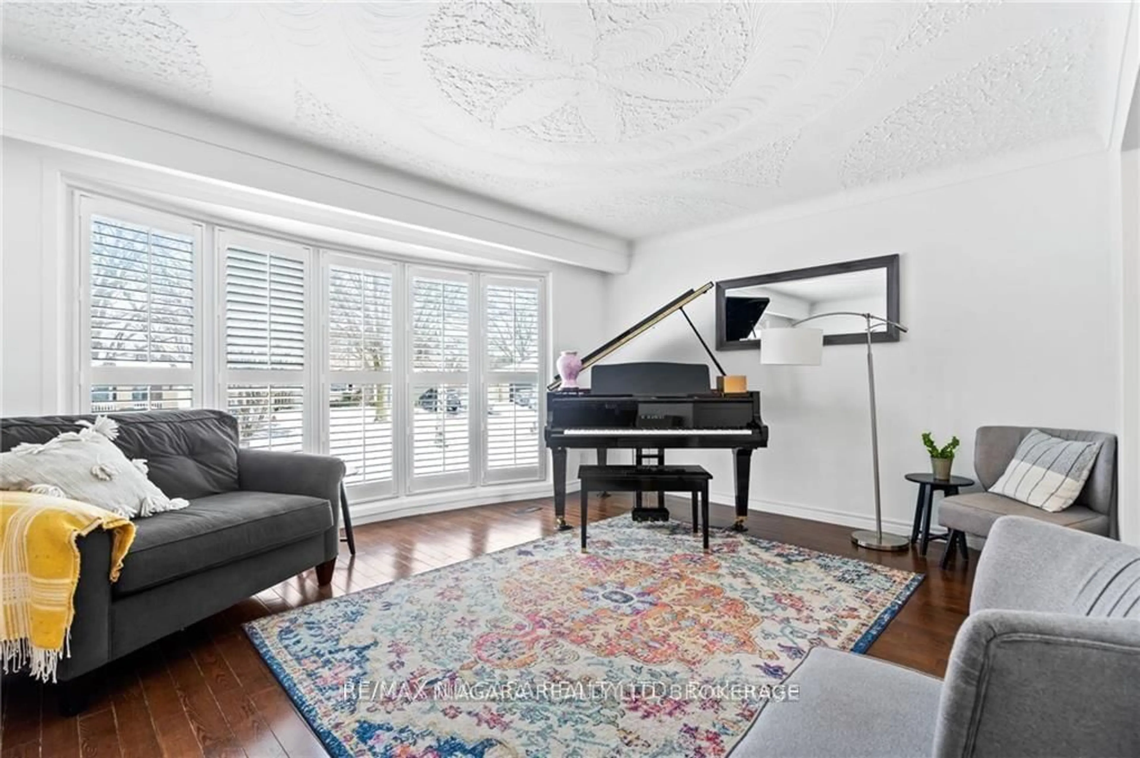 Living room with furniture, unknown for 49 Royal Oak Dr, St. Catharines Ontario L2N 6K4