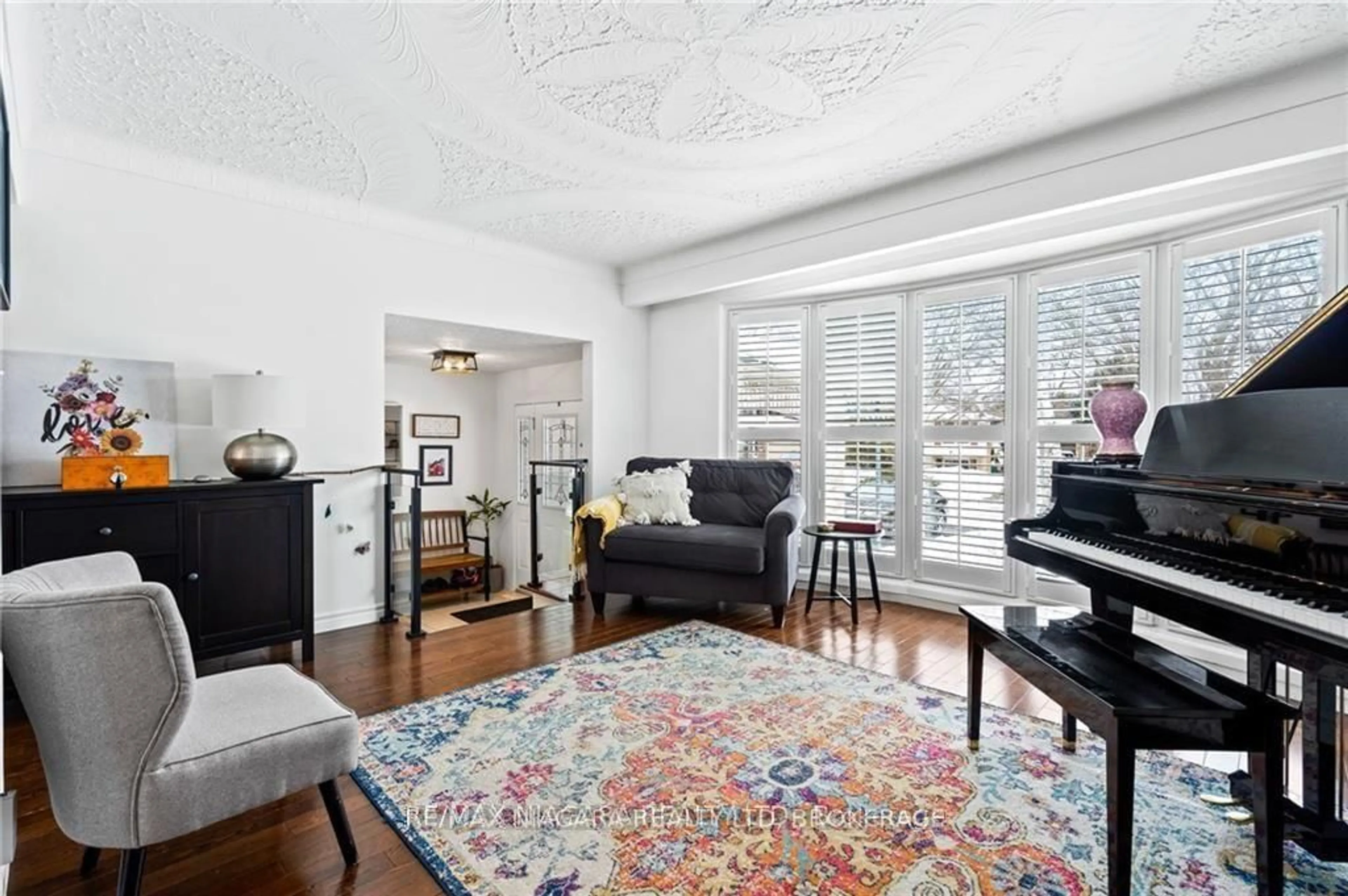 Living room with furniture, unknown for 49 Royal Oak Dr, St. Catharines Ontario L2N 6K4