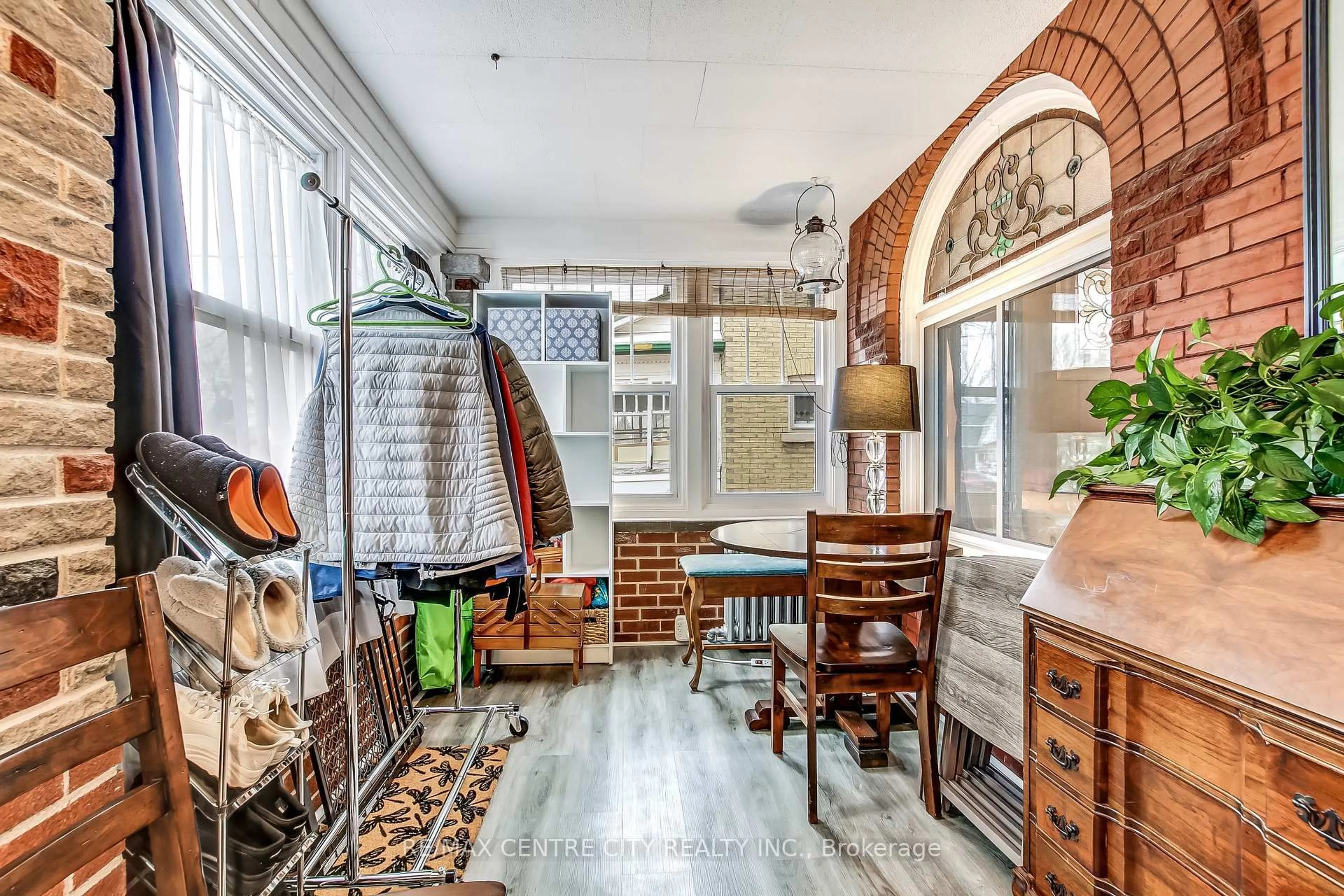 Indoor entryway for 92 Forest Ave, St. Thomas Ontario N5R 2J5