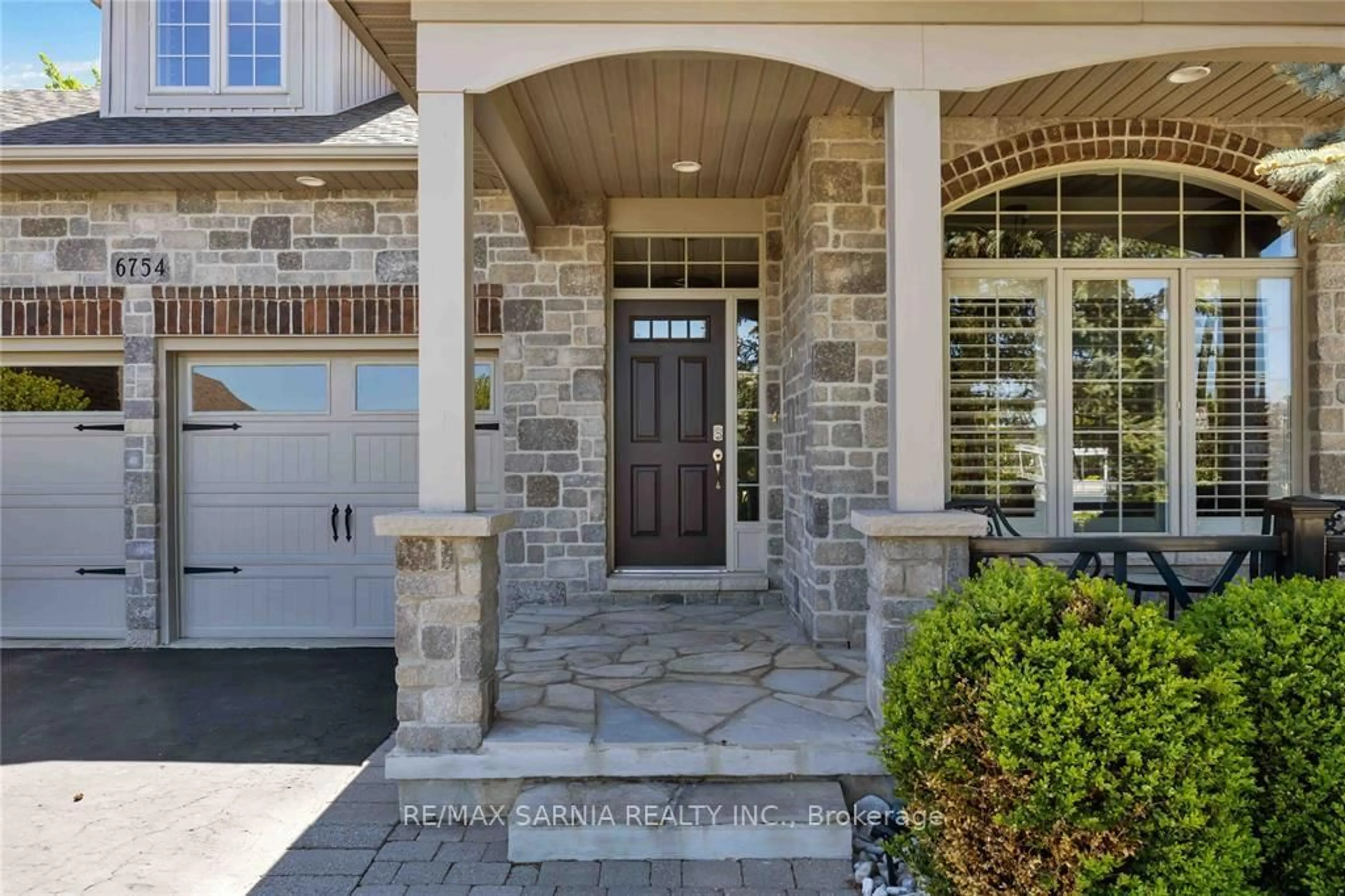 Indoor entryway for 6754 St Andrew Circ #24, Plympton-Wyoming Ontario N0N 1E0