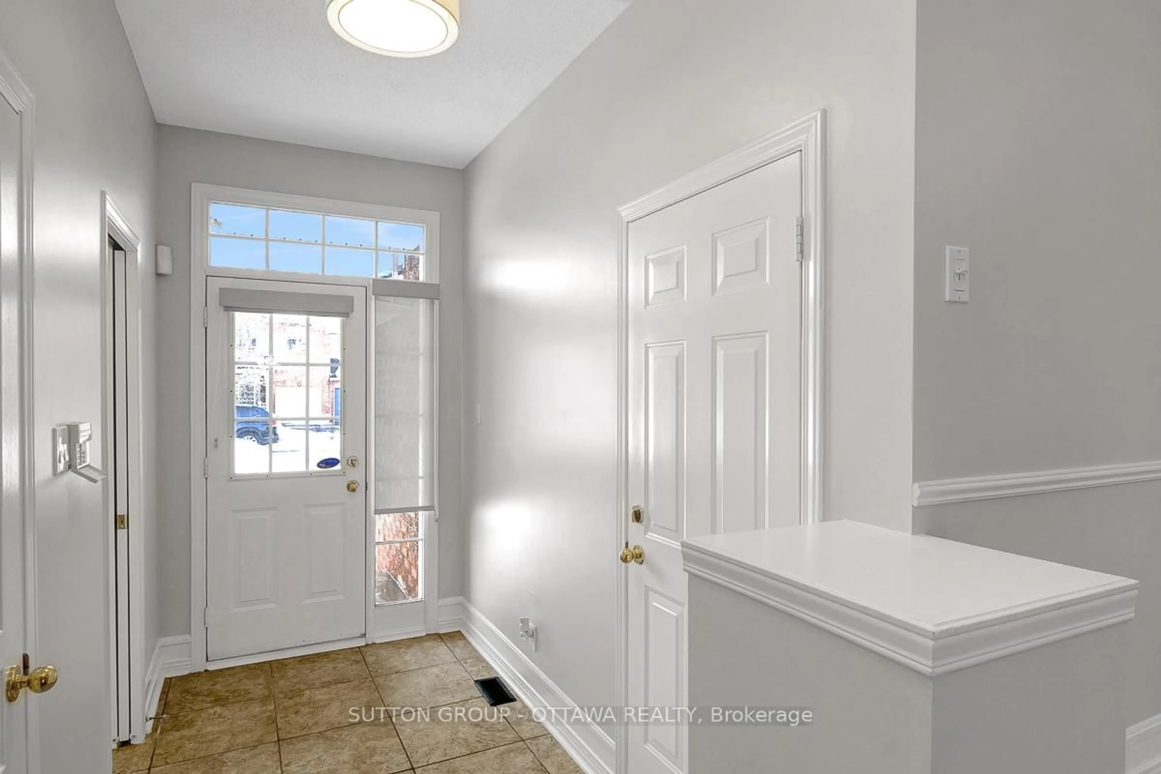 Indoor entryway for 4426 WILDMINT Sq, Ottawa Ontario K1V 1N7