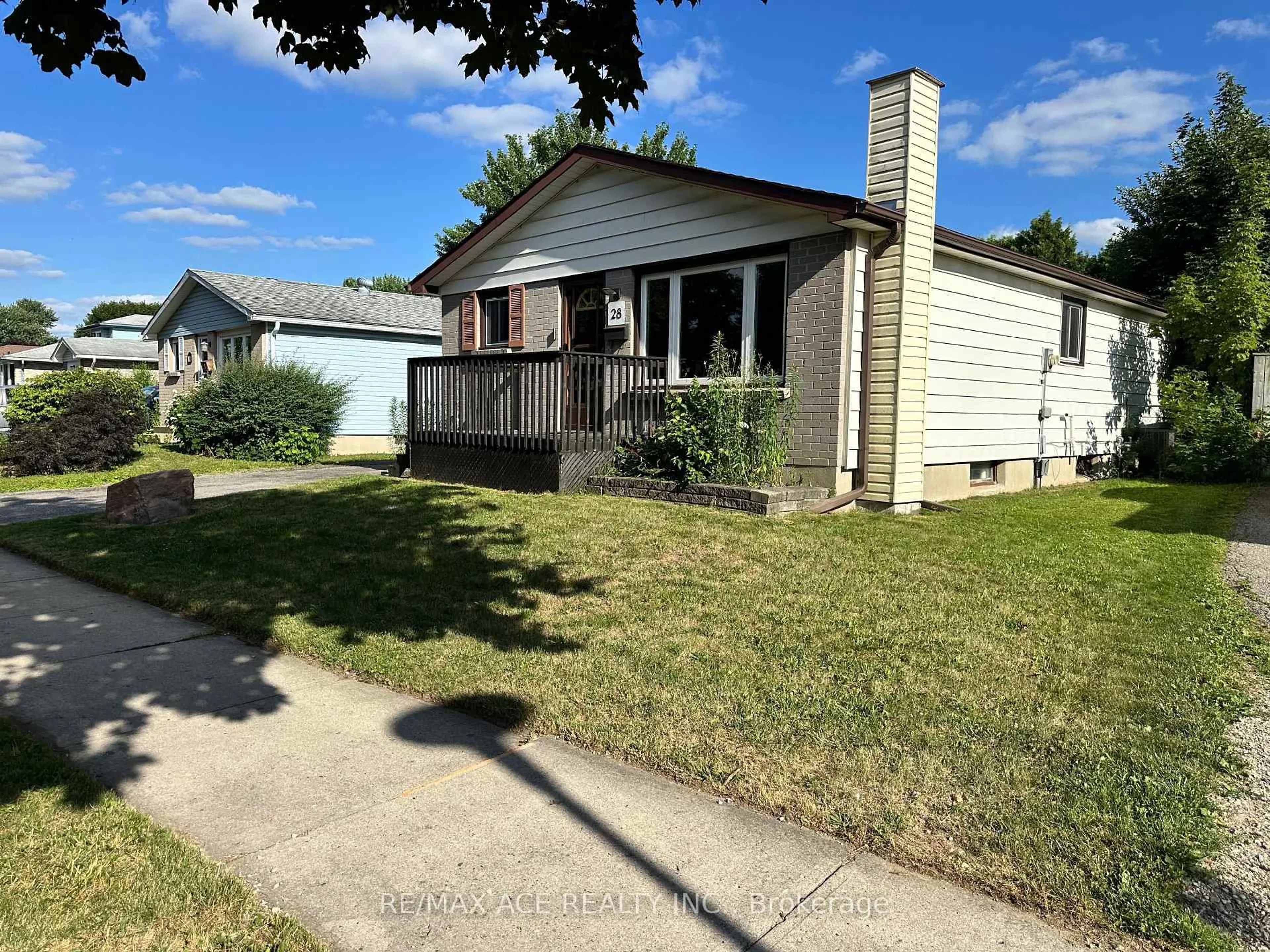 A pic from outside/outdoor area/front of a property/back of a property/a pic from drone, street for 28 Bridlington Rd, London South Ontario N6E 1X4