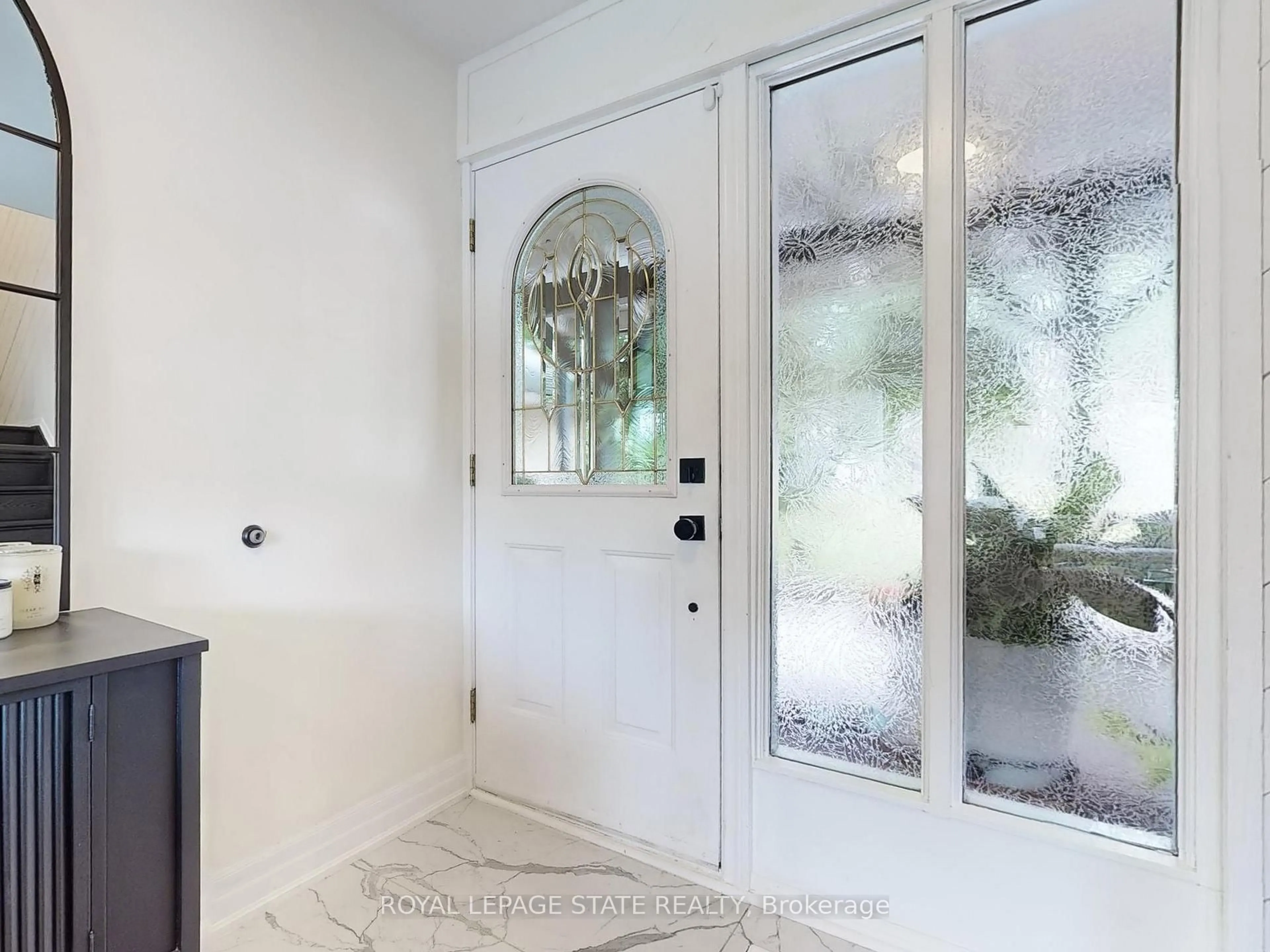 Indoor entryway for 144 Old Ancaster Rd, Hamilton Ontario L9H 3R4