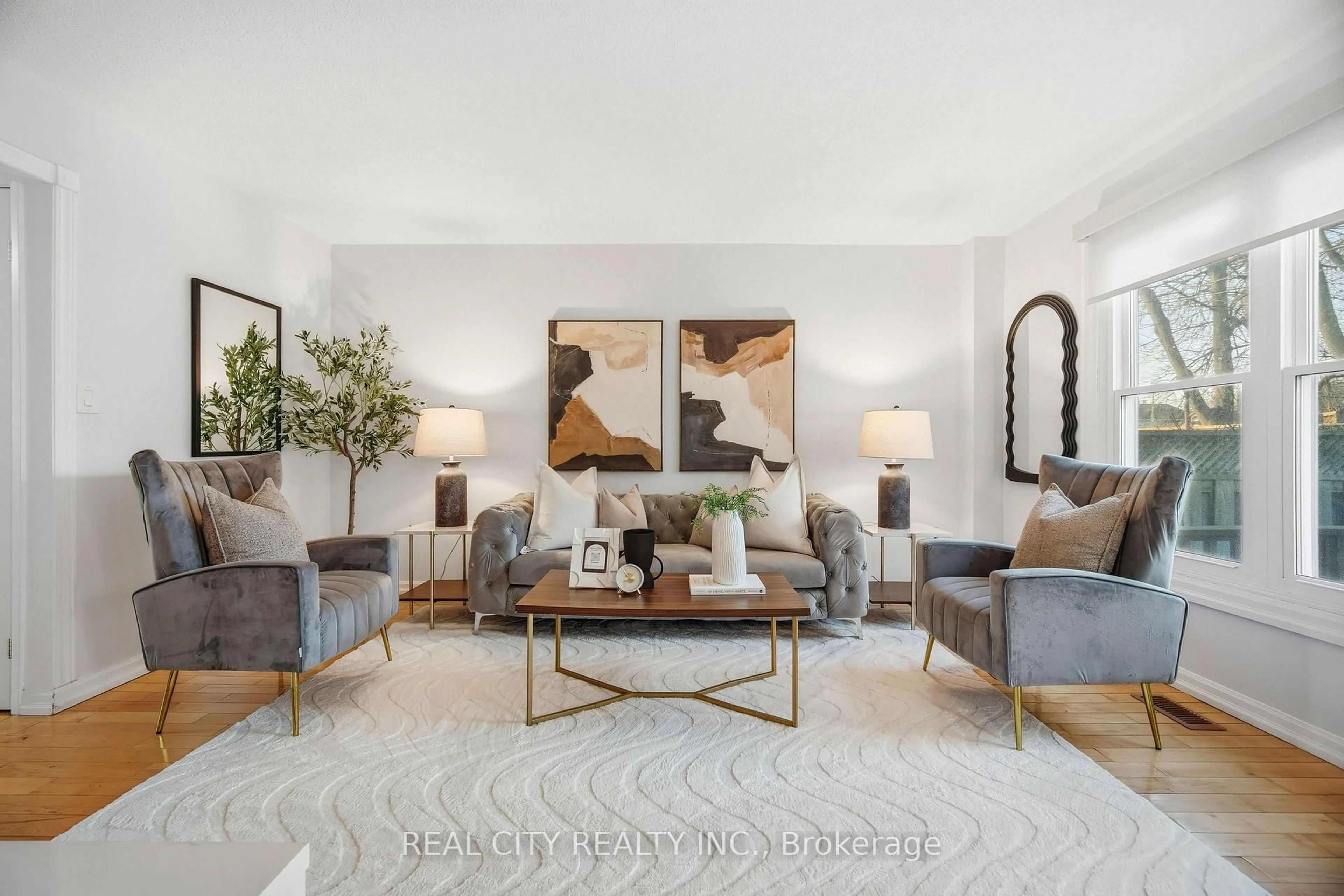 Living room with furniture, unknown for 424 Jackson St, Hamilton Ontario L8P 1N4