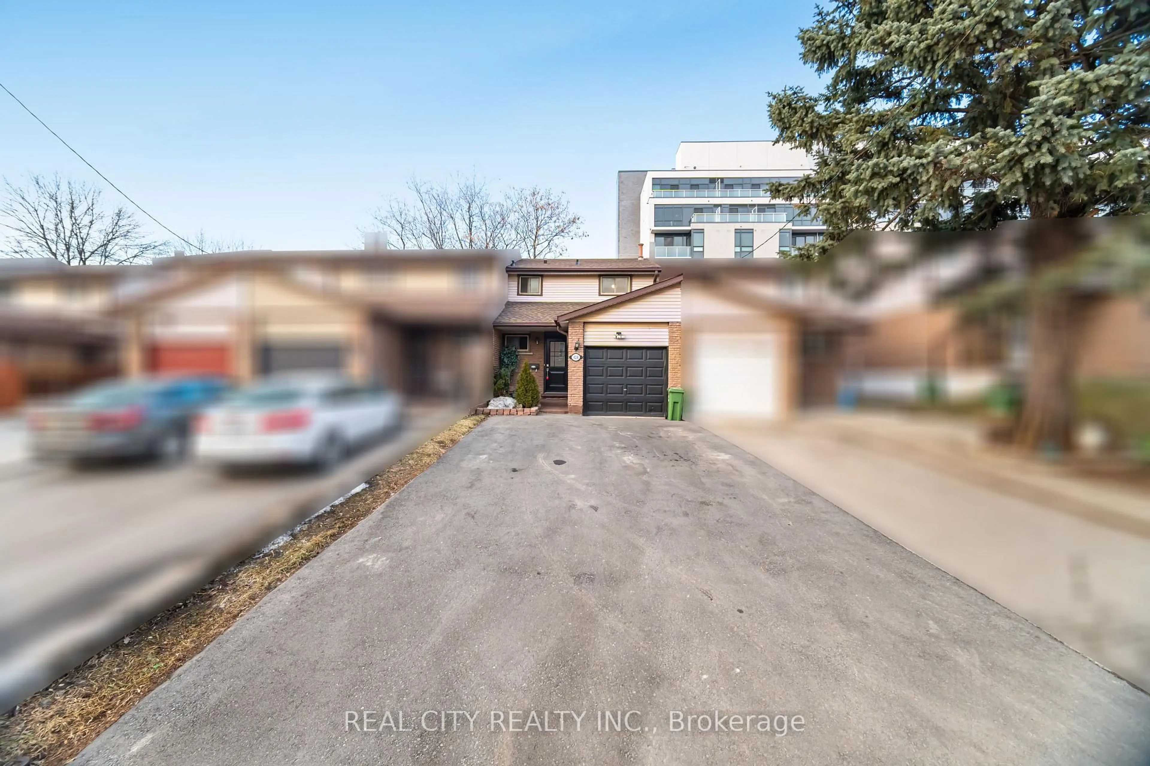A pic from outside/outdoor area/front of a property/back of a property/a pic from drone, street for 424 Jackson St, Hamilton Ontario L8P 1N4