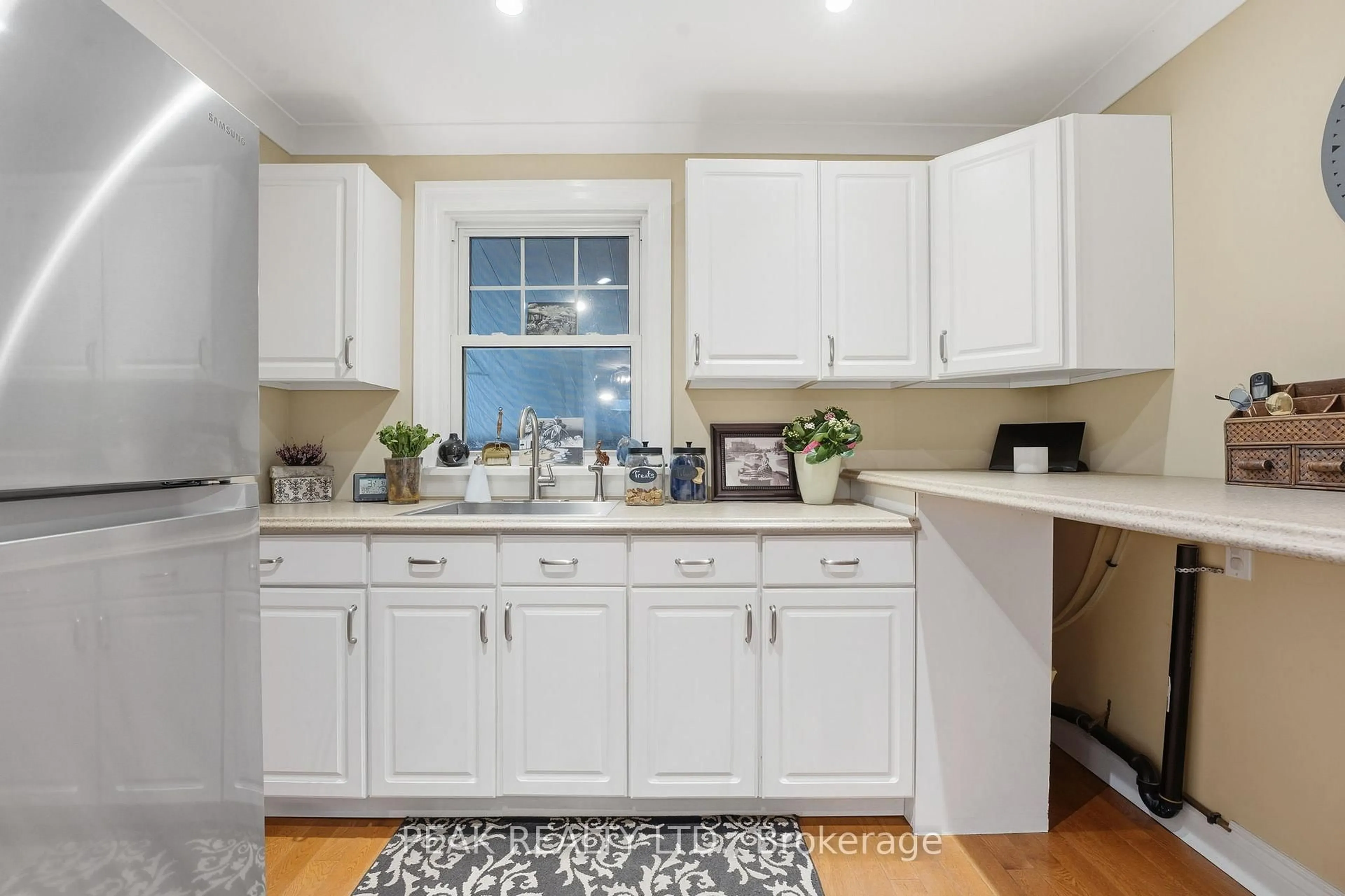 Standard kitchen, unknown for 86 Elm St, Brantford Ontario N3R 4V2