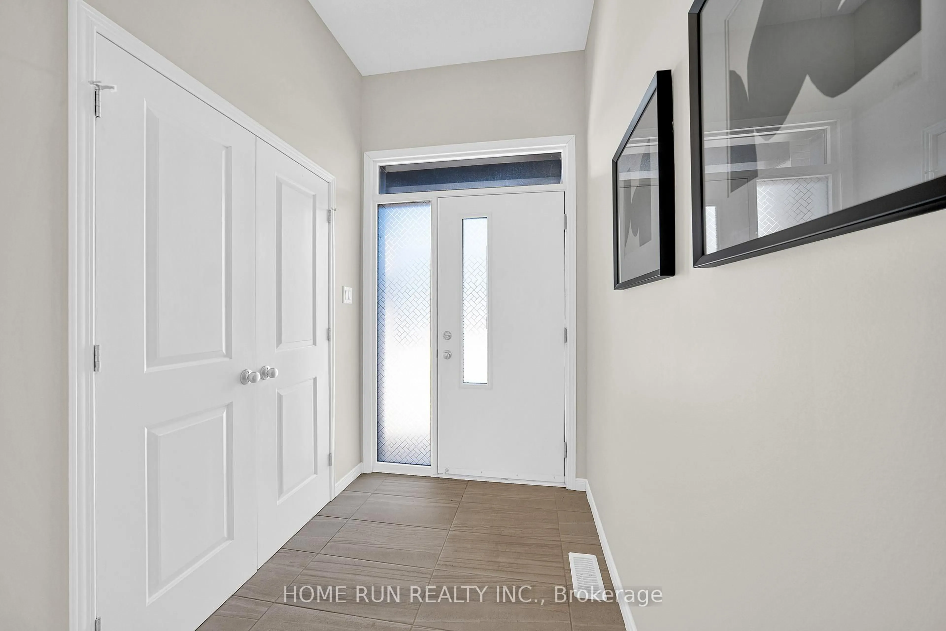 Indoor entryway for 467 Cope Dr, Ottawa Ontario K2V 0P1