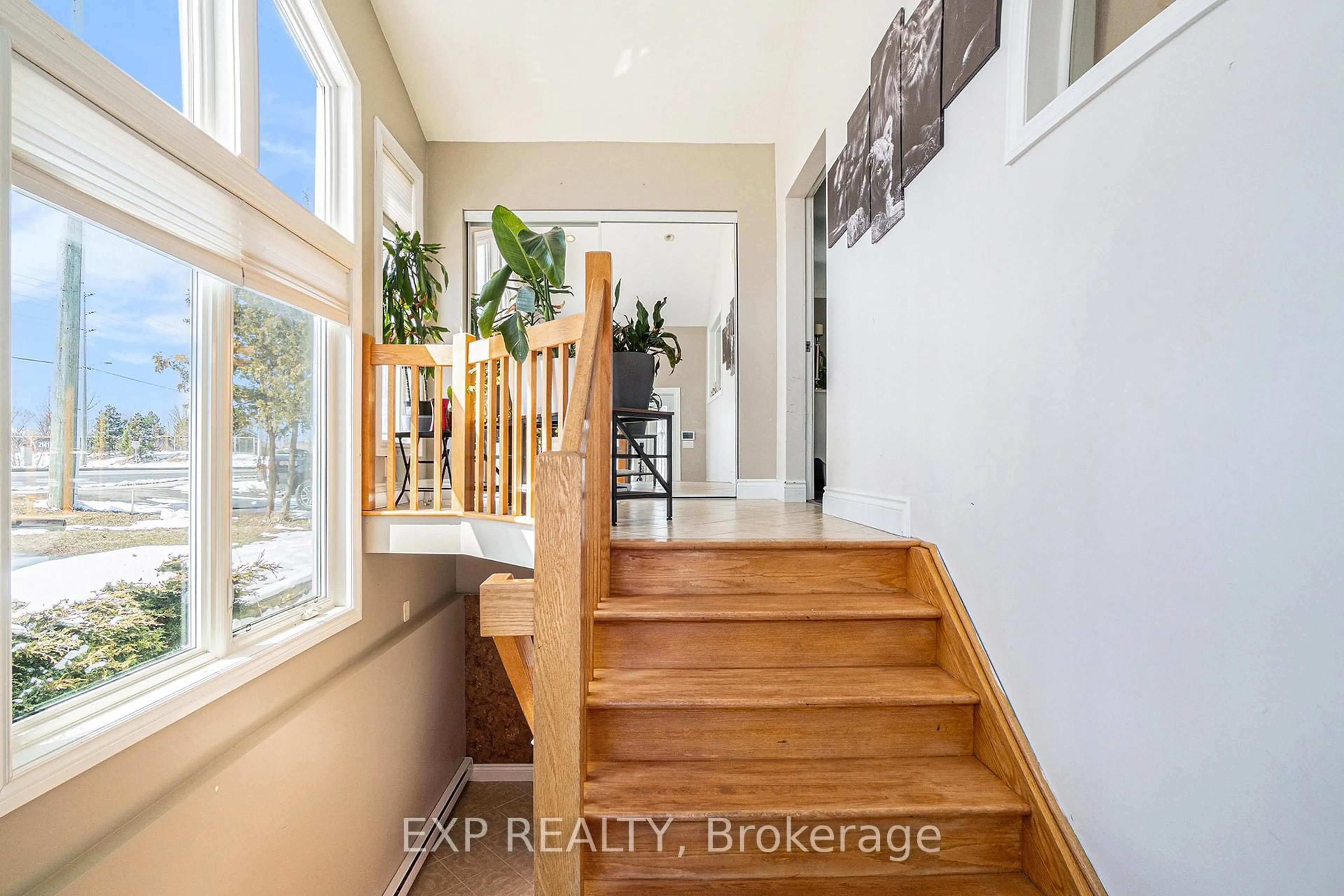 Indoor entryway for 2147 Mer Bleue Rd, Ottawa Ontario K4A 3T9